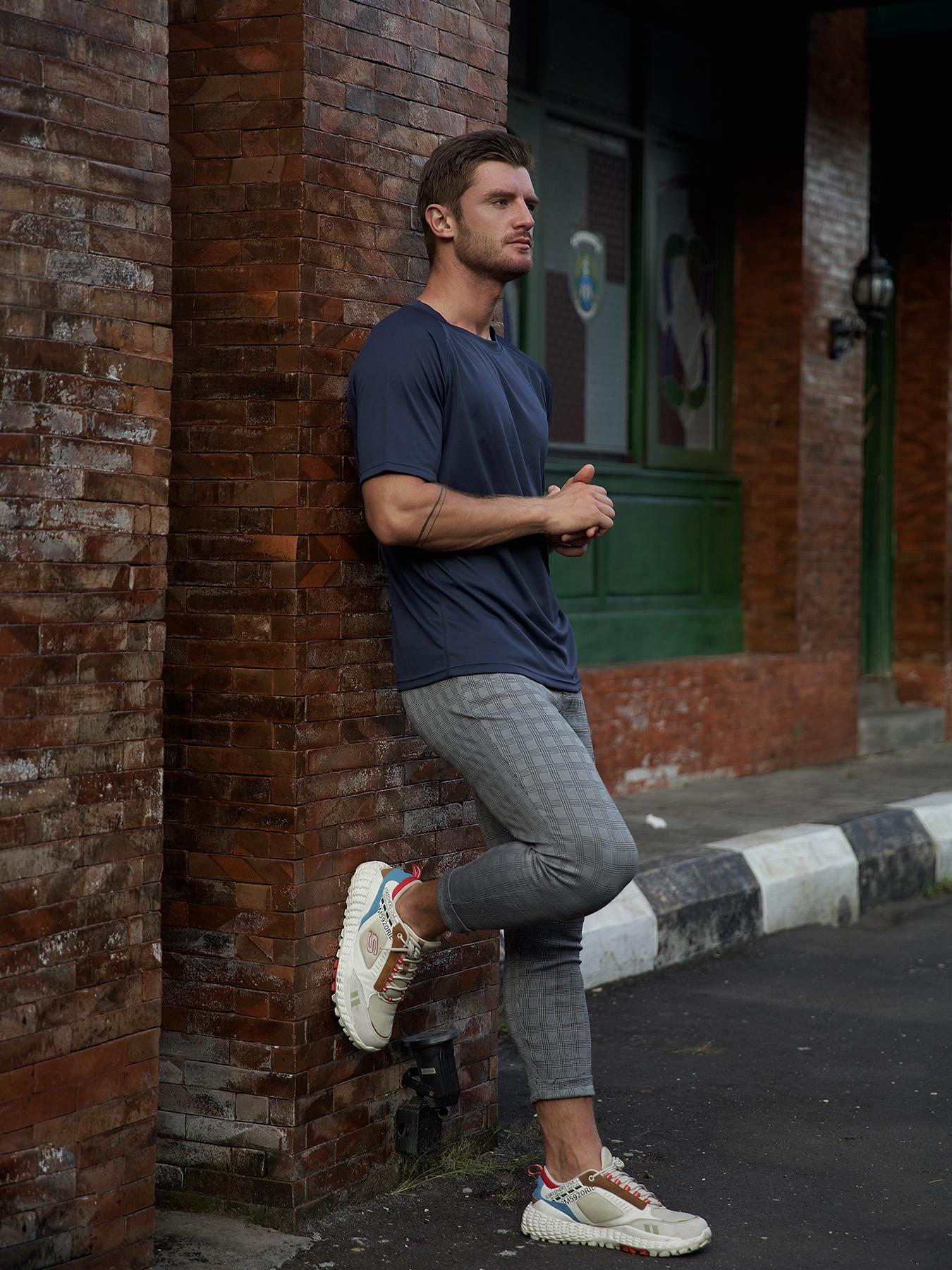 Men's Casual Sporty Solid Color Short Sleeve Round Neck T-Shirt, Sports Tee, Four-Way Stretch Moisture Wicking Polyester Fabric, Lightweight Breathable Design