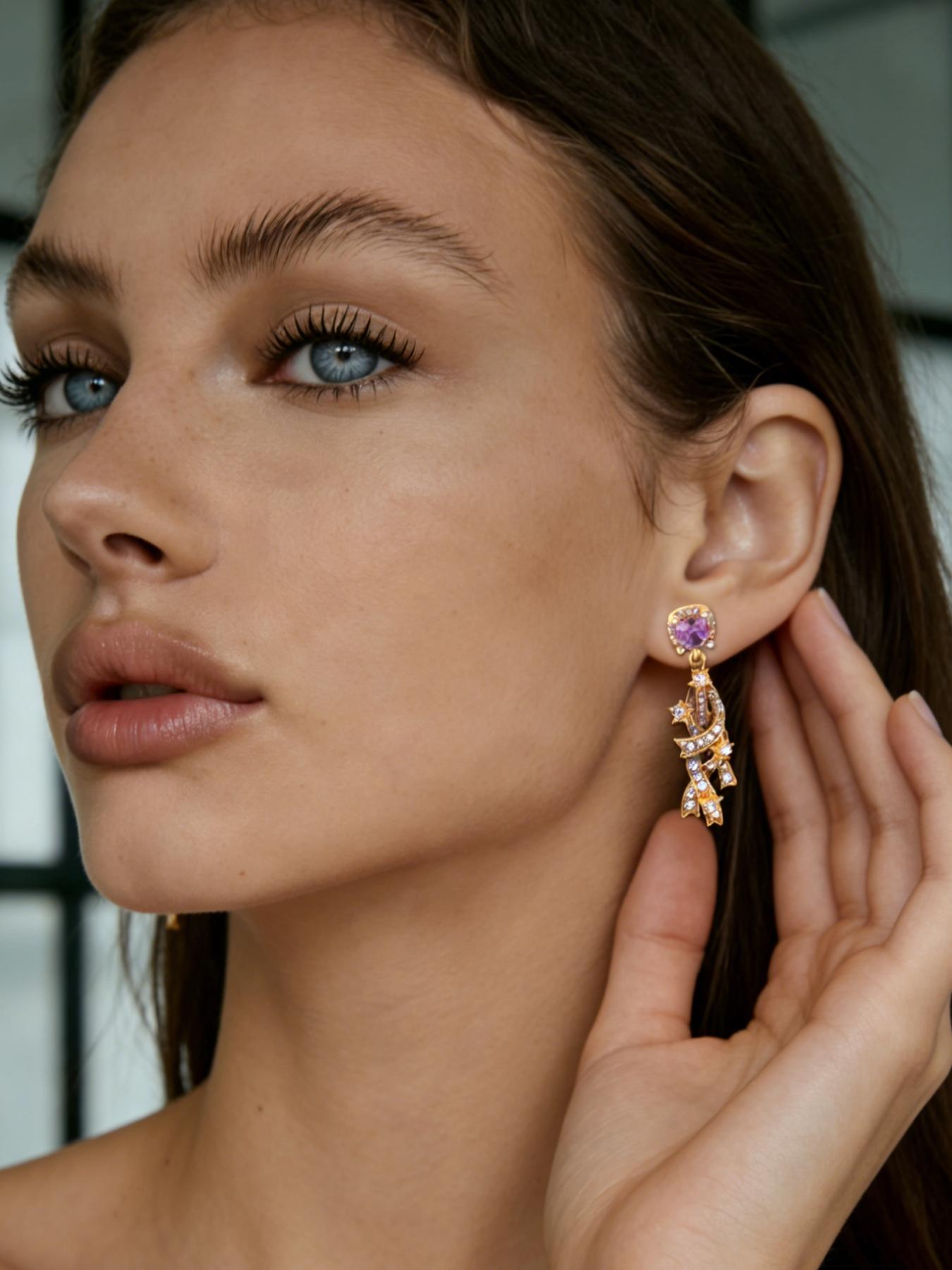 A pair of stylish and elegant star tassel studded diamond earrings, suitable for daily commuting, vacation and dating, and also a surprising and exquisite small gift.