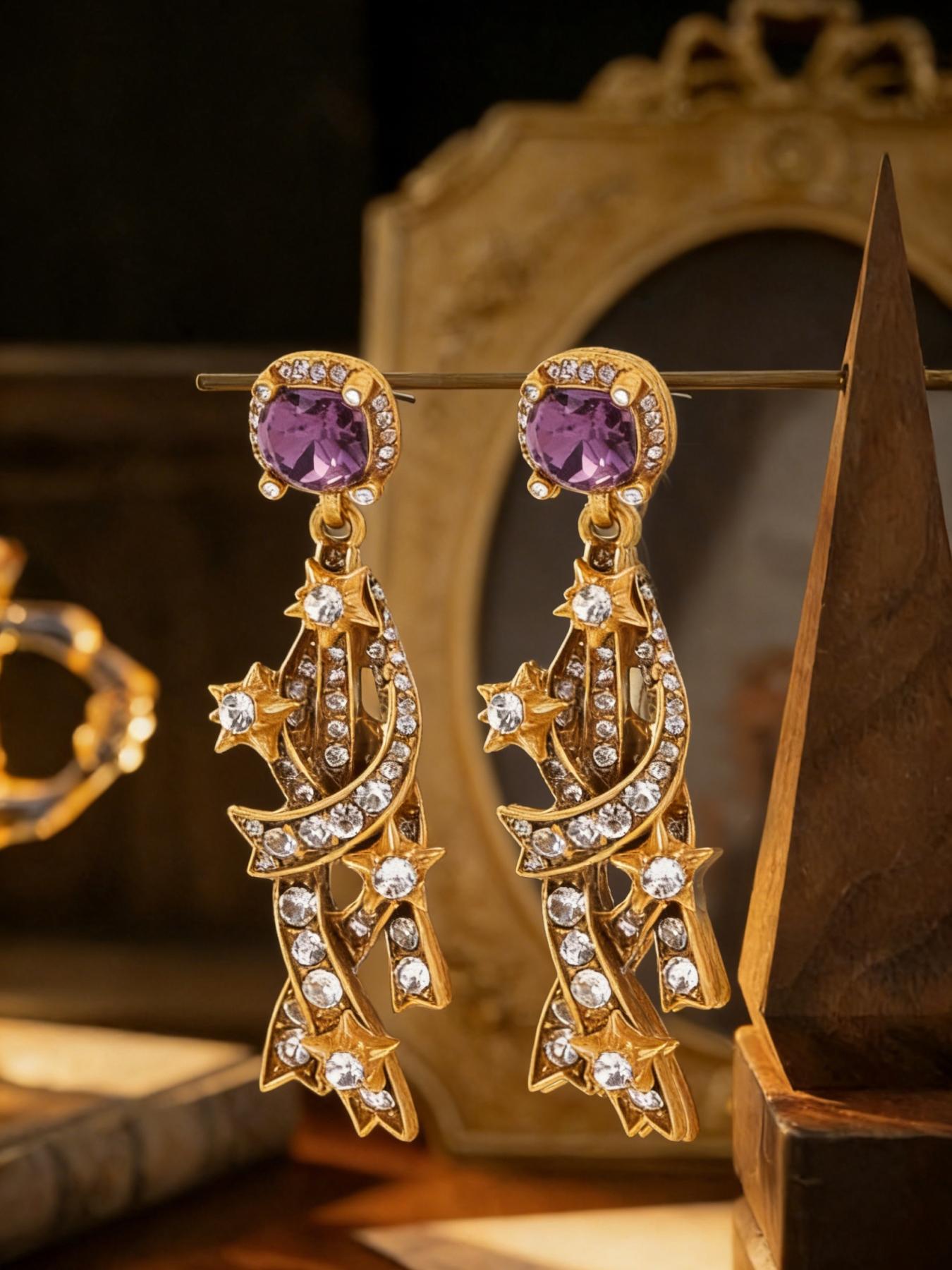 A pair of stylish and elegant star tassel studded diamond earrings, suitable for daily commuting, vacation and dating, and also a surprising and exquisite small gift.