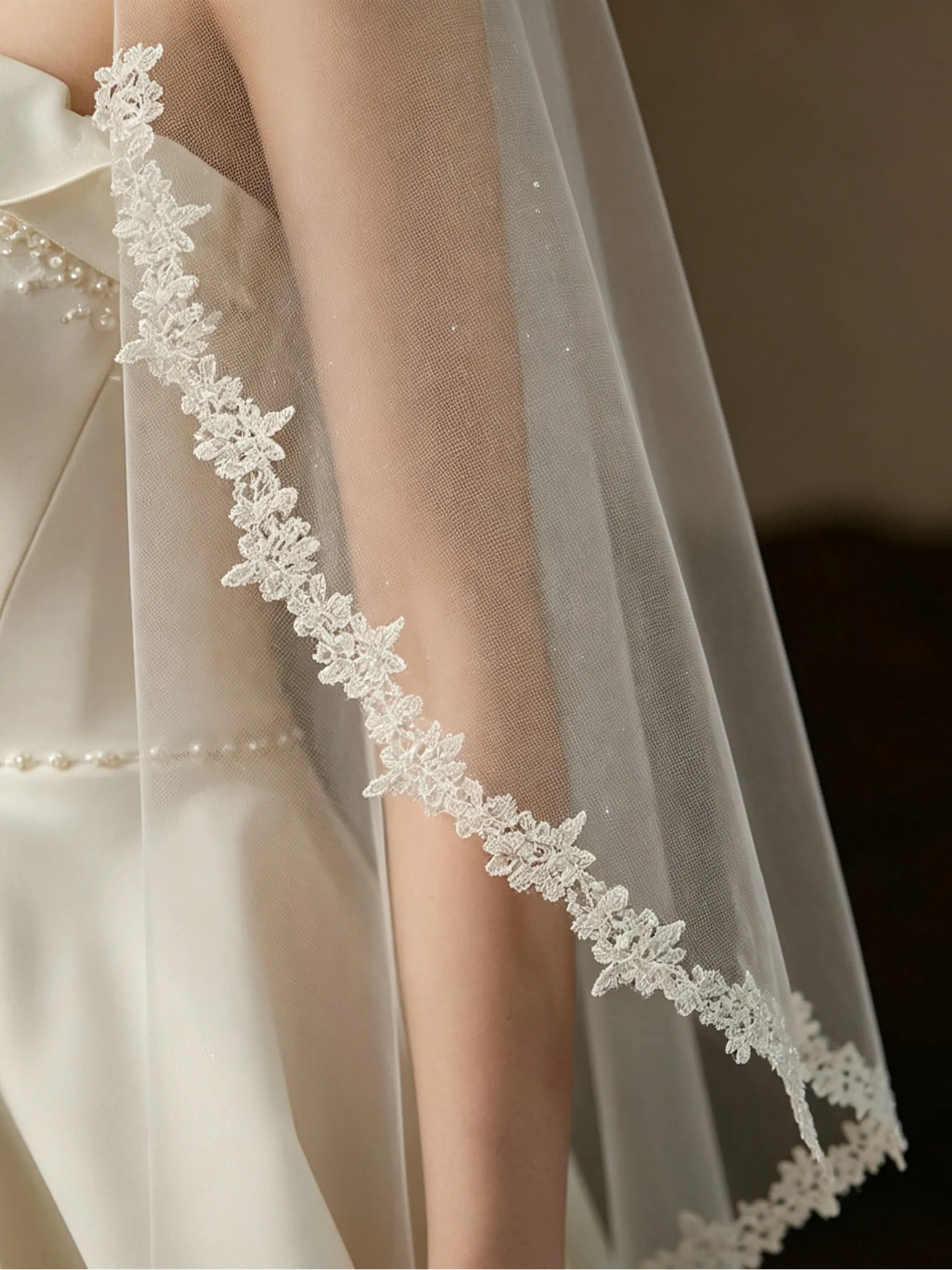 A 1-meter long ivory tulle wedding veil with lace trim, a vintage golden castle-style bridal veil, trailing veil, Wedding Veils for Brides, and dreamy wedding accessories, perfect for European bridal portrait photography.