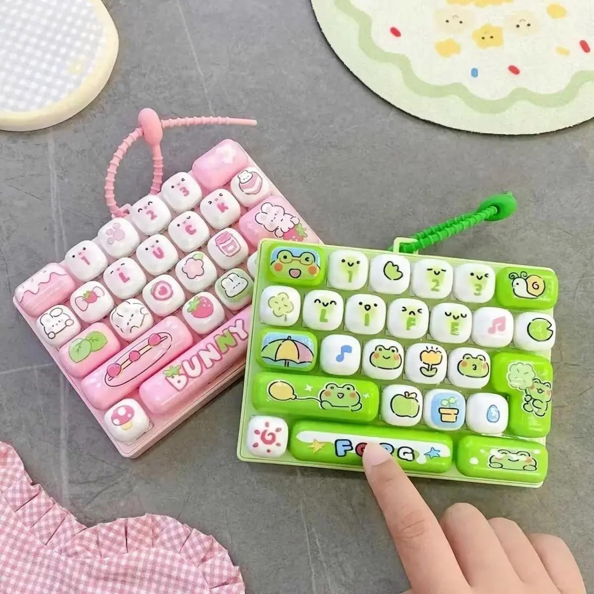 26-Key Stress Relief Keyboard Keychain, Fun Practical Key Ring for Parties, Office and Home Use, Perfect Gift Accessory