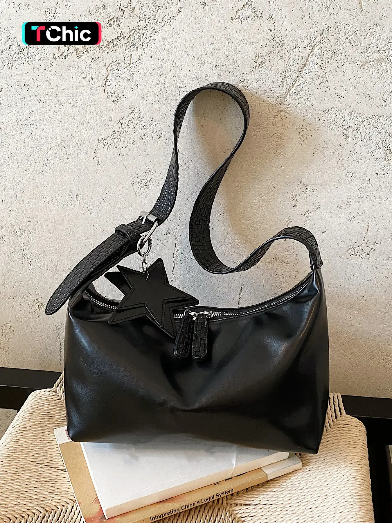 Vintage minimalist premium shoulder bag; lazy style niche pleated baguette bag; wide shoulder strap load-reducing commuting casual handbag underarm bag; Aesthetic shoulder bag