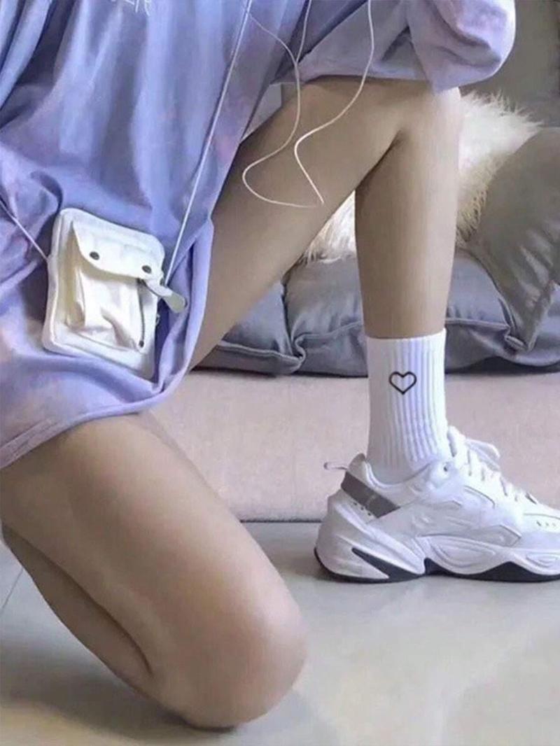 Women's Love Heart Print Crew Socks, Cute Casual Moisture Wicking Mid-Calf Socks, Soft Comfy Breathable Socks for All Seasons