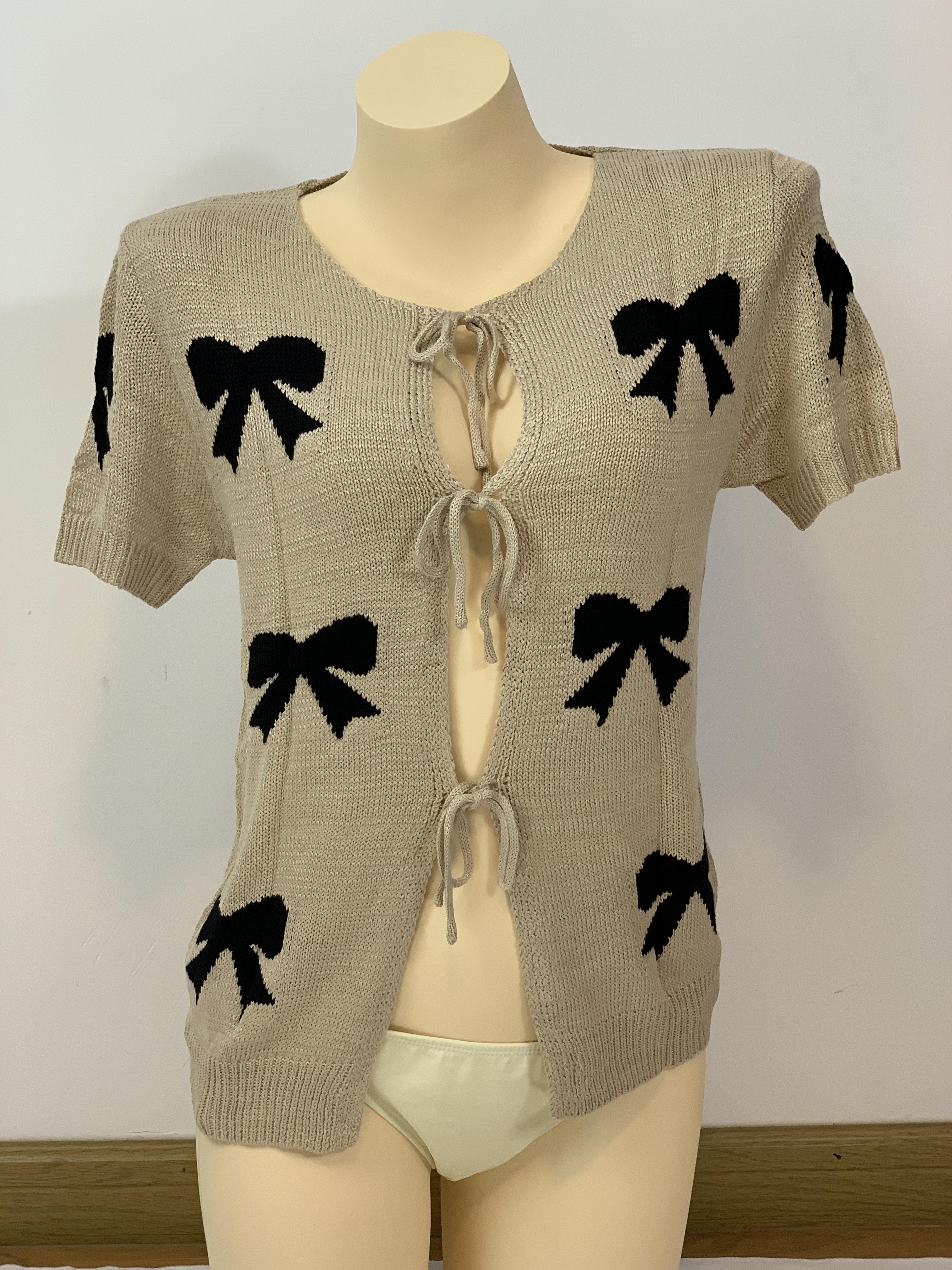 Playful Contrast Beige-black Bow Jacquard Design Tie-front Open Knitwear Cardigan, Casual Soft Neutral Short Sleeve Knits Sweater, 2026 Summer Coastal Vacation Cool Girl Fashion Sexy Tie Top, Coquette Aesthetic Fashion Style, Y2K Retro Vintage Style