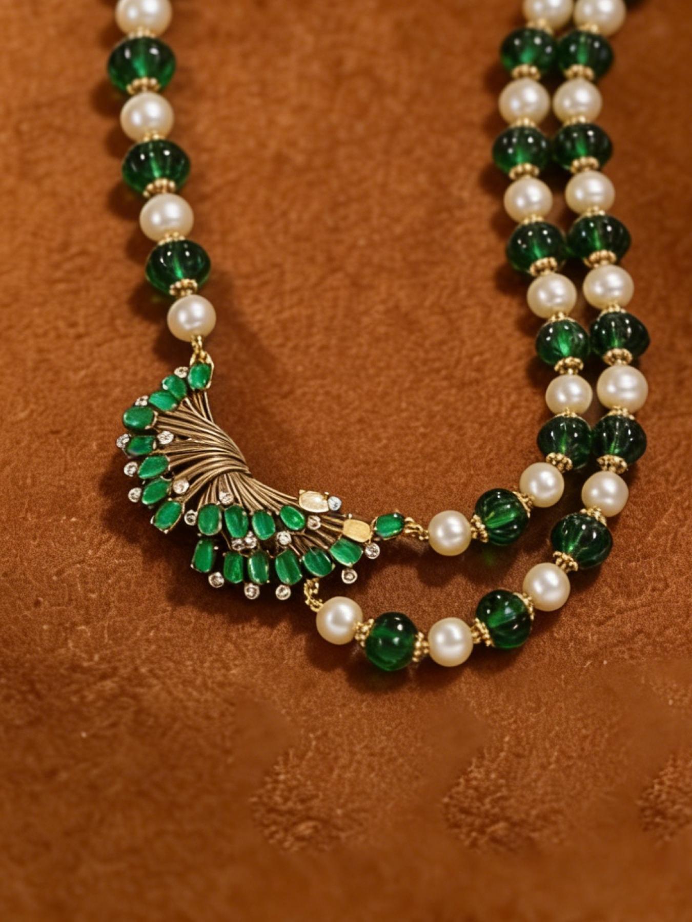 1 retro elegant fan-shaped diamond necklace, with a fan-shaped outline outlining an elegant curve. The white shell and broken diamonds complement each other, making it suitable for daily commuting, vacation and dating. It is also a surprising and exquisit