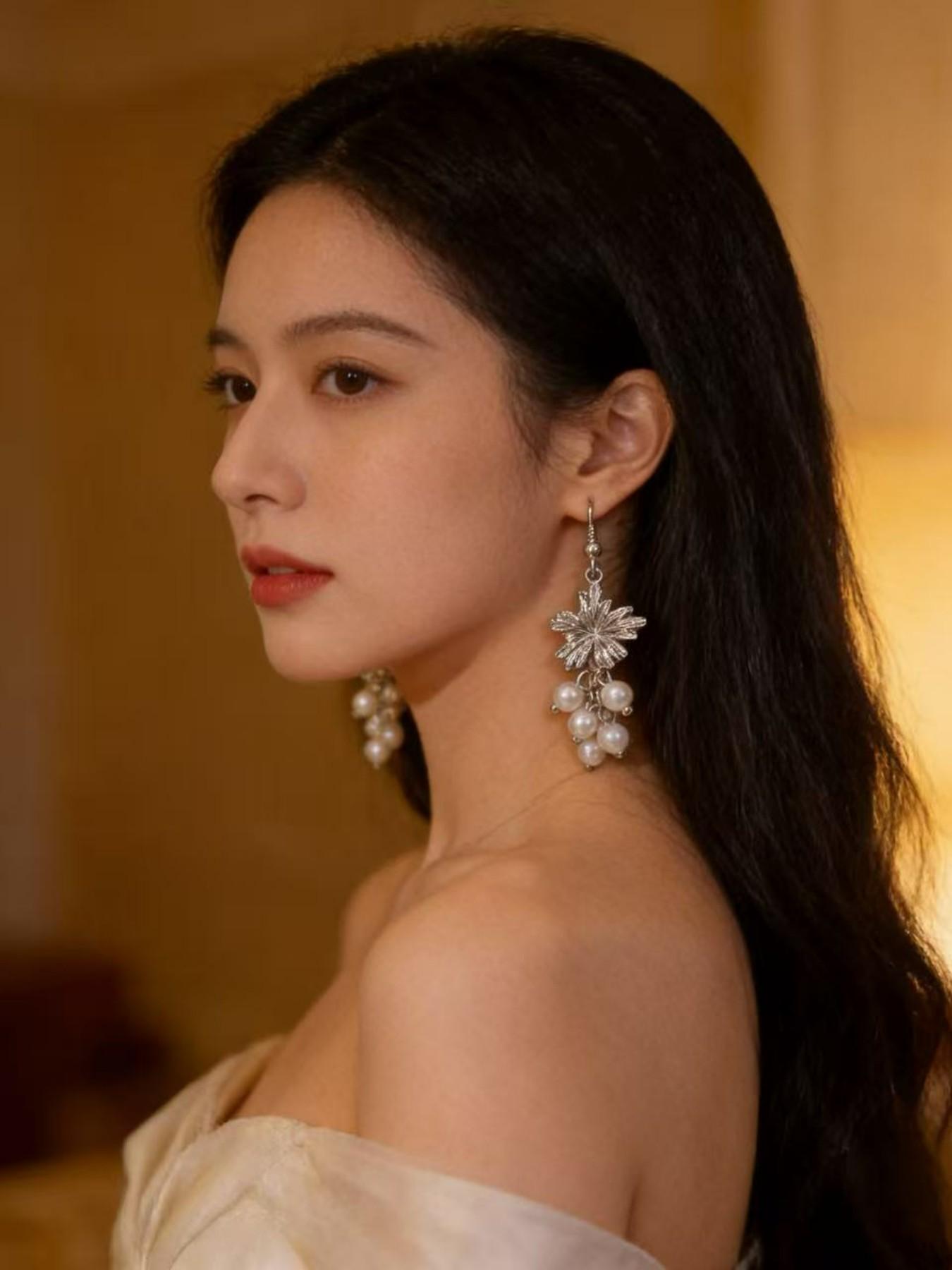 Exquisite metallic maple leaf shape with layered pearl tassels, creating a gentle and romantic vibe. The dangle design sways elegantly, adding a touch of sophistication to your daily look. Exquisite metallic maple leaf shape with layered pearl tassels, creating a gentle and romantic vibe. The dangle design sways elegantly, adding a touch of sophistication to your daily look.