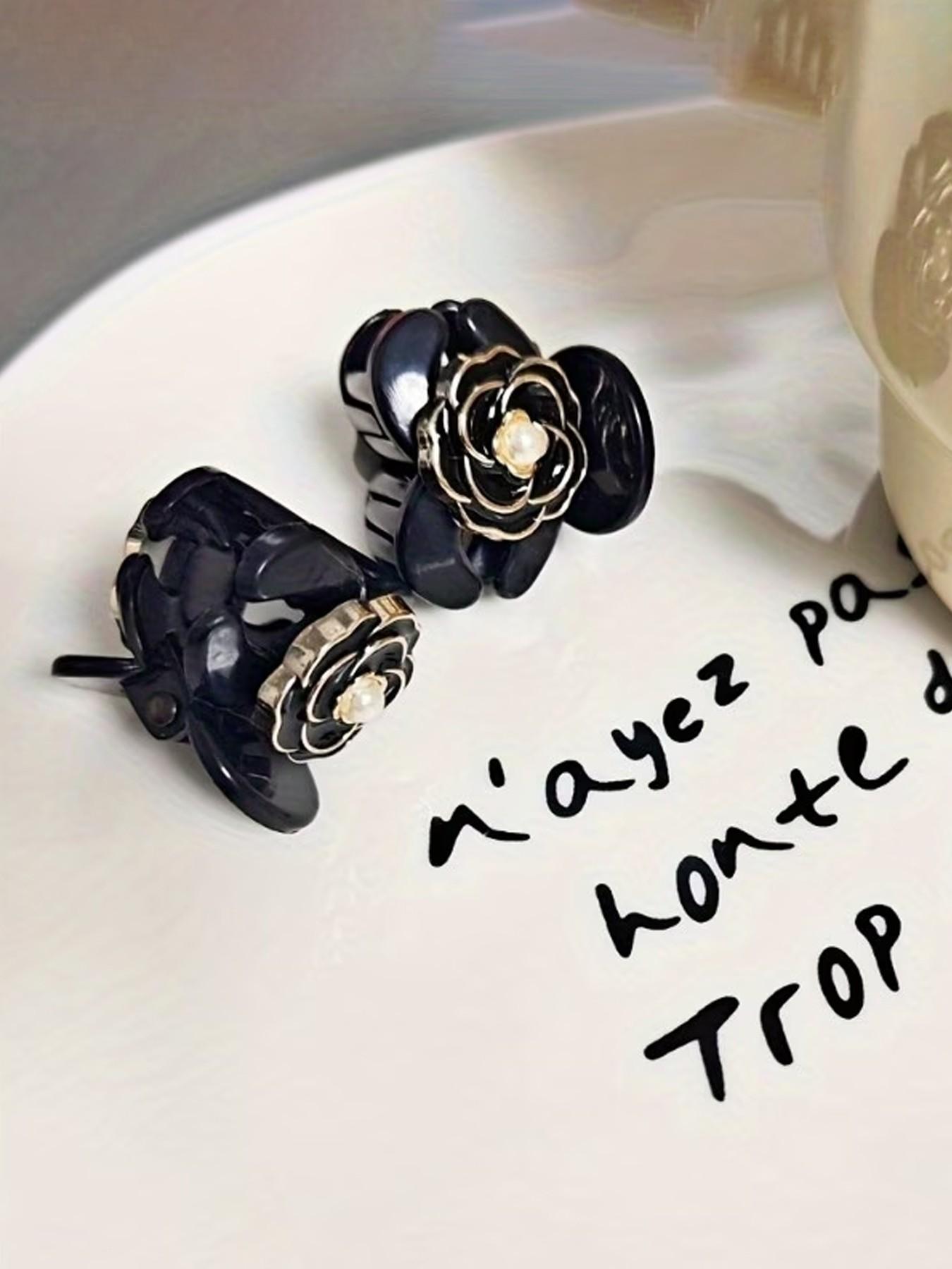 4 Cute Decorative Hair Clips in Various Colors (Black + White), Made of Plastic Camellia Flowers, Suitable for Women, Trendy Small Hair Clips Perfect for Bangs And Side Hair Additions - an Excellent Gift Choice!