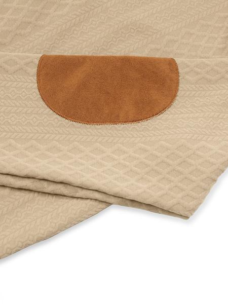 Men's knitted suit. The top features a half-placket and a high neckline, paired with simple and practical buttons. The brown elbow patches create a color contrast and match the drawstring jogger pants in the same color family. The fabric is thick.