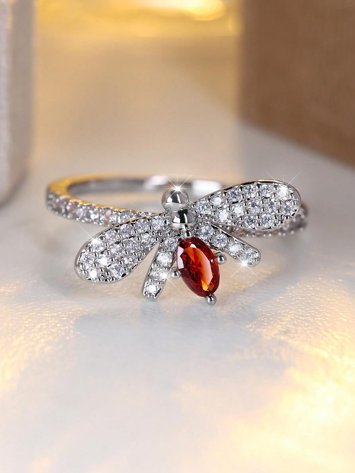 A stunningly designed small bee-shaped artificial zirconia ladies' ring, perfect as a wedding gift, engagement present, anniversary present, birthday gift.