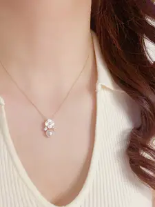 Elegant Shell Flower Pearl Pendant Necklace, Unique Fashion Jewelry for Women, Versatile Clavicle Chain, Stylish Accessory, Dainty Pearl Necklace