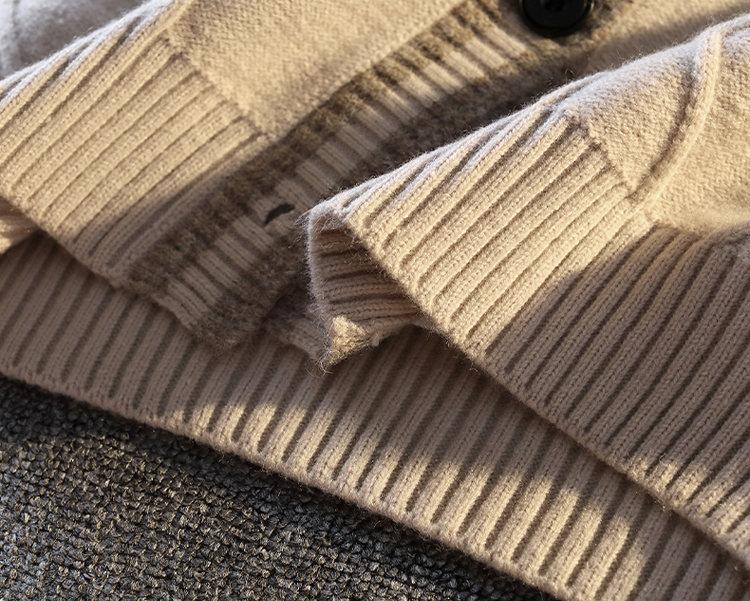 Men’s V-neck diamond cable-knit cardigan is a single-breasted sweater coat crafted from thick, soft knit fabric. With retro style, it can be worn alone or layered, suitable for daily commuting and outdoor outings.