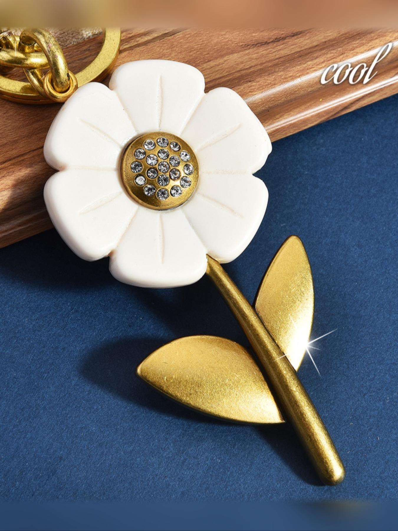 Women's Fashion Sunflower Keychain Pendant, New Year Bag Charm Accessory, Stylish Statement Piece for Bags & Clothes