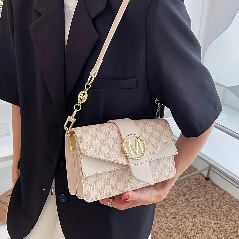 Retro letter buckle crossbody bag details