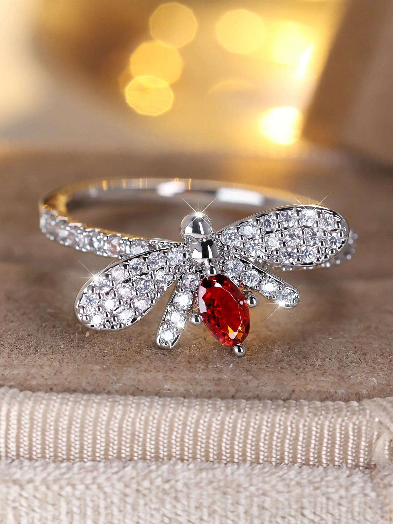 A stunningly designed small bee-shaped artificial zirconia ladies' ring, perfect as a wedding gift, engagement present, anniversary present, birthday gift.