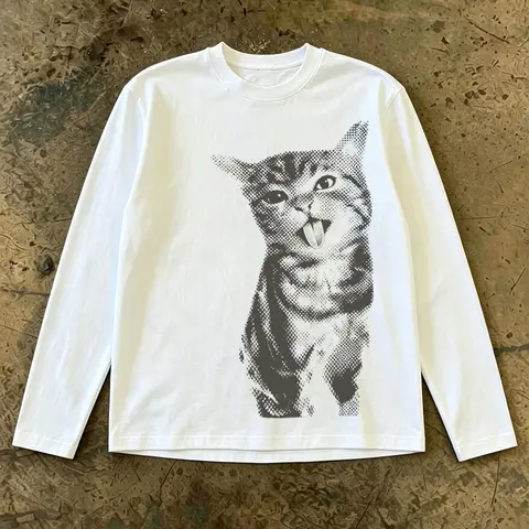 Unisex 100% Cotton Long Sleeve T-Shirt, Halftone Tongue-Out Cat Graphic Print Crewneck Top, Loose Fit Retro Grunge Streetwear for All Seasons, Suitable for Daily Wear, Parties and Outdoor Activities, Rare Aesthetic Grunge Gift for Friends