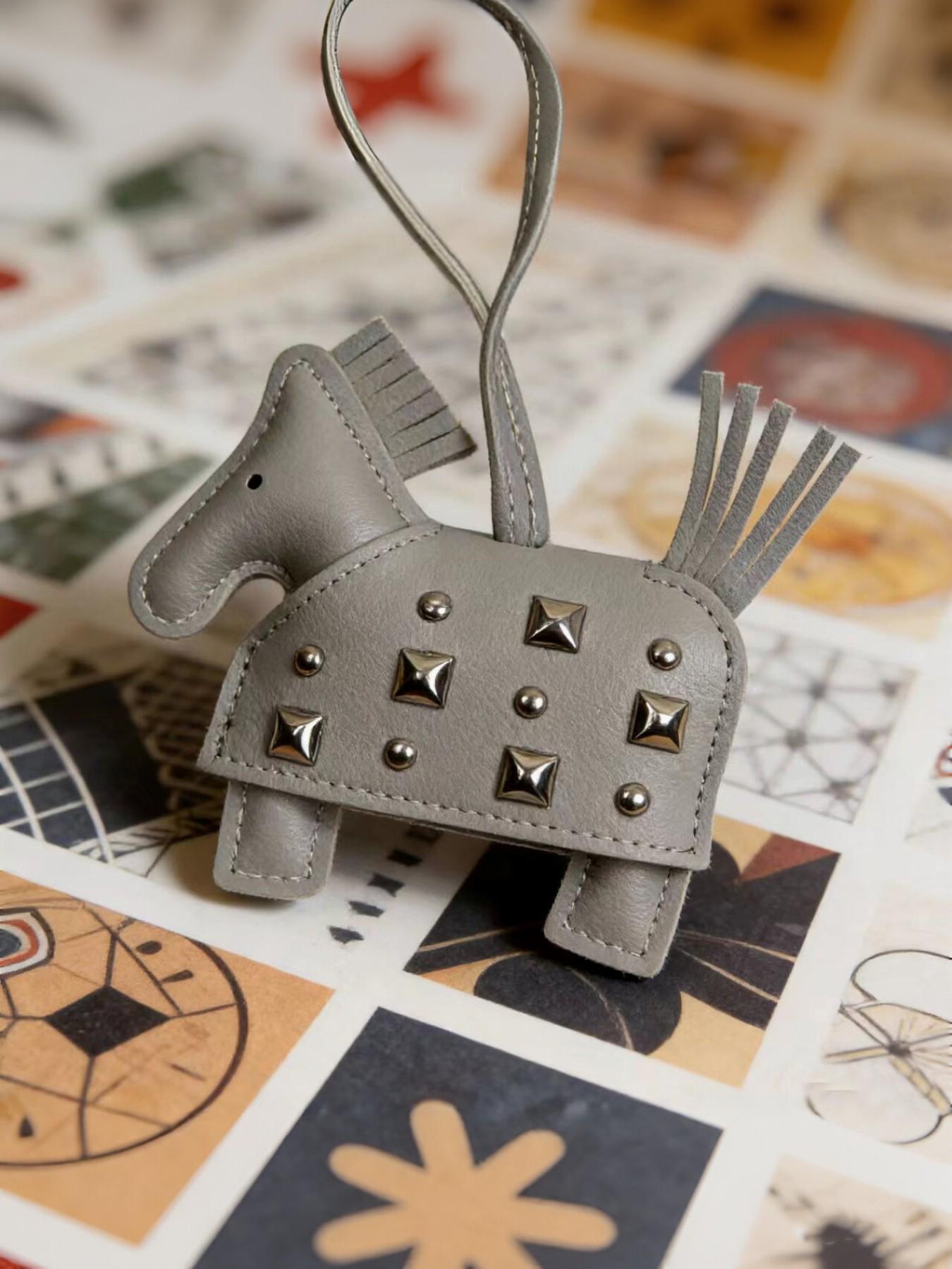 Double-Sided Stud Horse Bag Charm, Leather Handmade Warhorse Keychain Pendant, Creative Car Key Ring, Box Bag Accessory