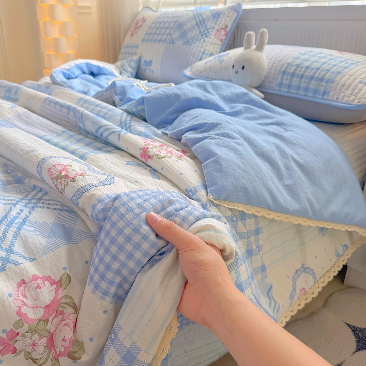 Lace-trimmed blue plaid heart-shaped rose summer quilt, ultra-soft skin-friendly air conditioning quilt and summer cooling blanket, suitable for summer bedrooms, offices, beds, living rooms, and home leisure use