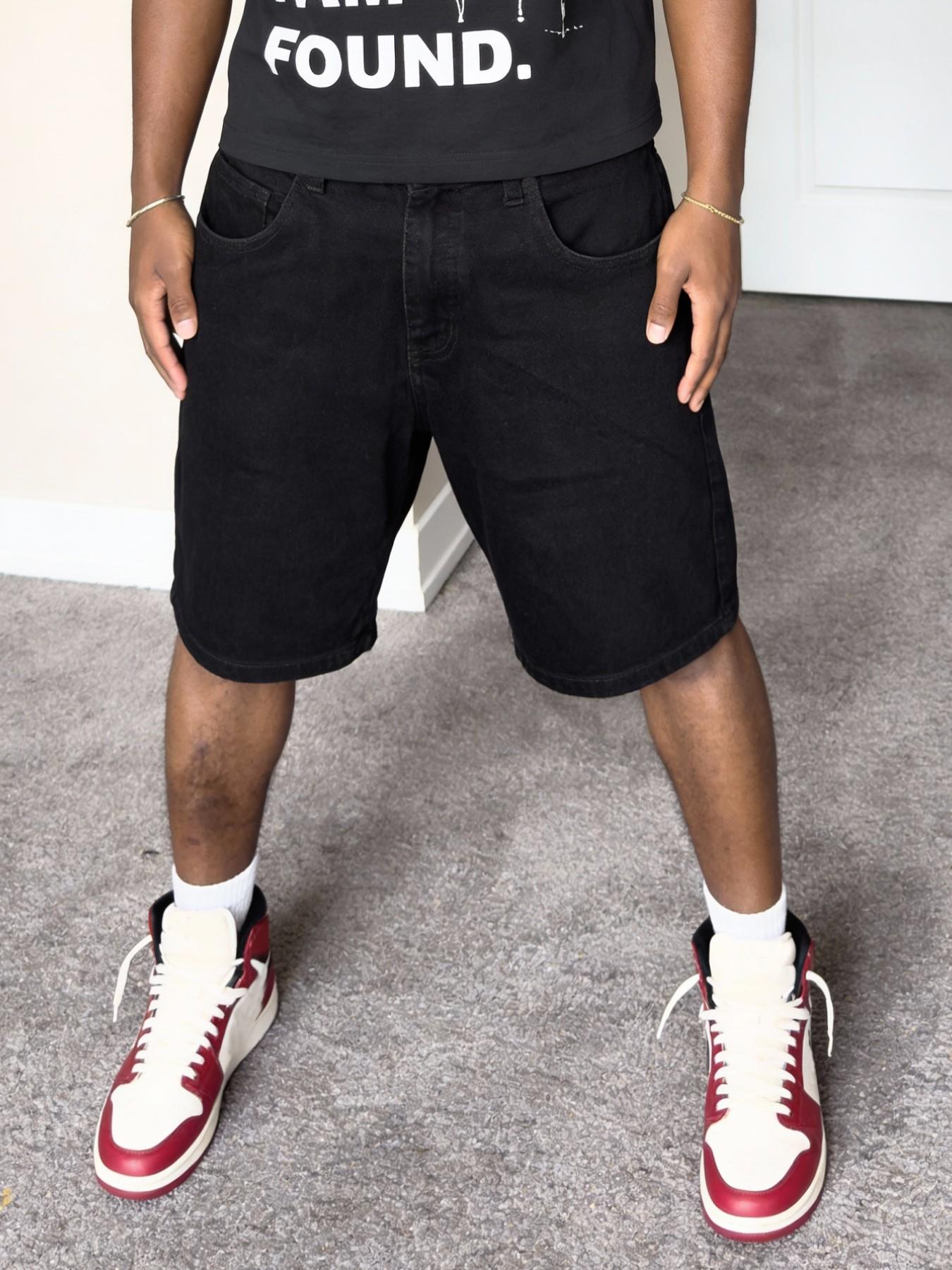 Black men's denim shorts, loose straight-leg cut for free movement, summer cool casual shorts, a versatile item for daily outings.