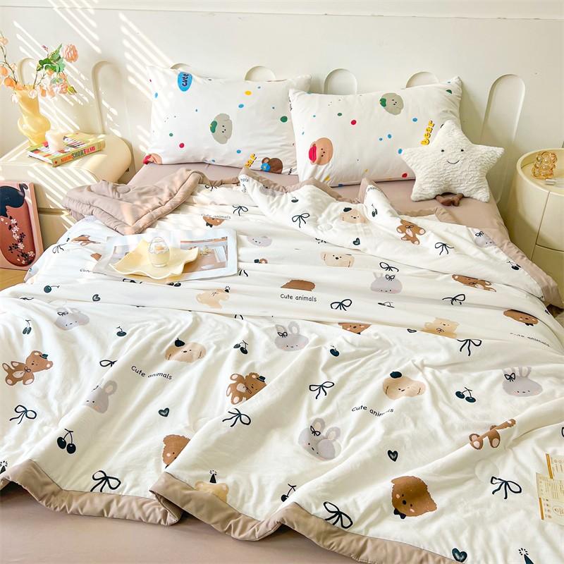 1 piece summer thin quilt with bear pattern, a soft and breathable quilt specially made for air conditioners. This summer cooling quilt is skin-friendly, soft, lightweight, suitable for spring and summer, breathable, thin and light, can be machine washed.