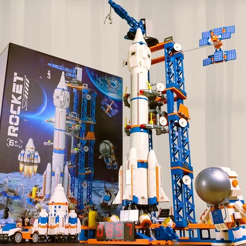 930pcs Space Launch Rocket Creative Building Blocks Toy Building Set Model Kit, Base Car Exploration Vehicle, Astronaut Figure, Desktop Decoration, Halloween Christmas Gift