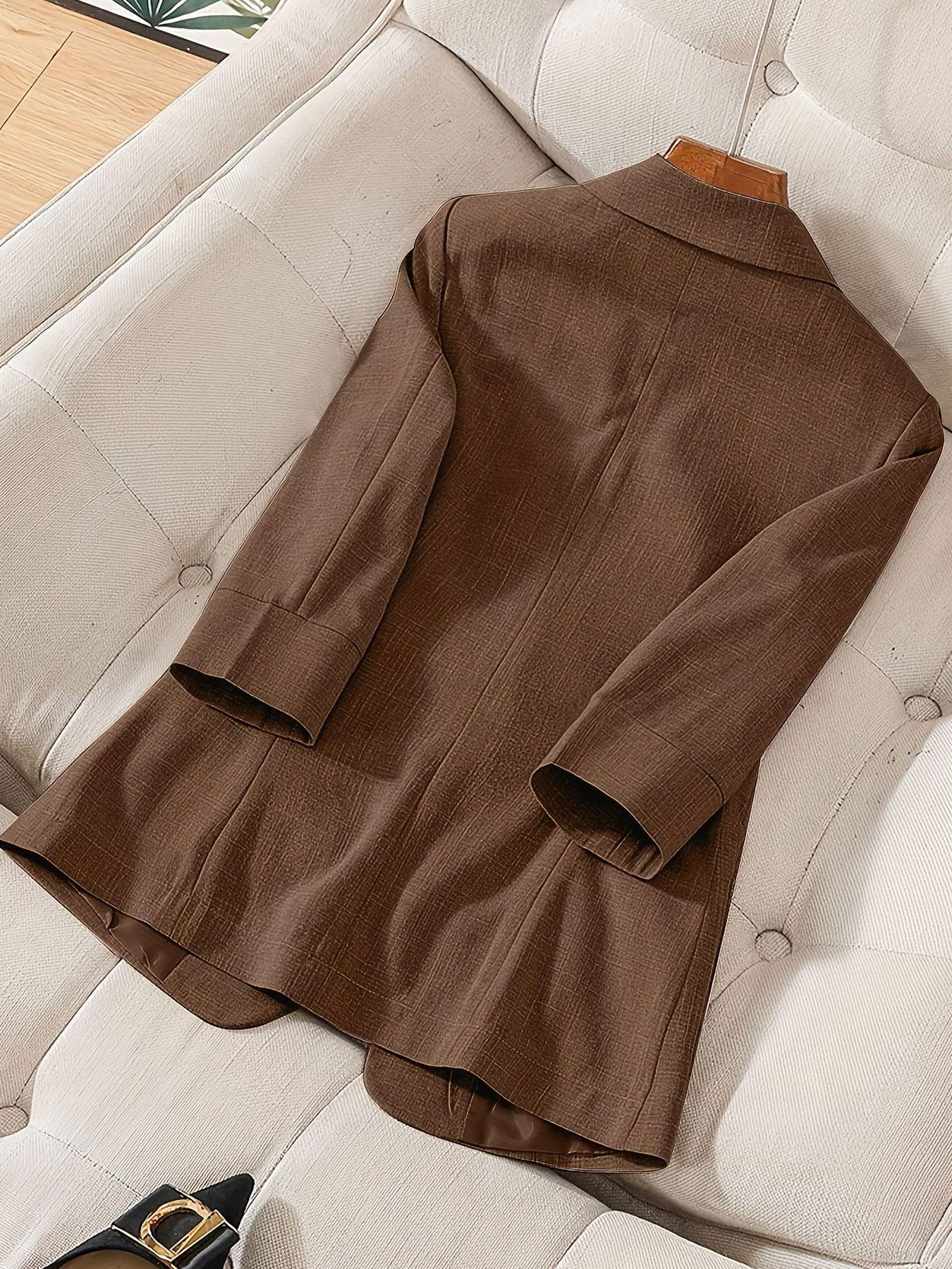 A women's solid color lapel single-breasted single-button mid-length sleeve double-pocket stylish blazer, suitable for spring and summer, appropriate for the workplace and daily wear.