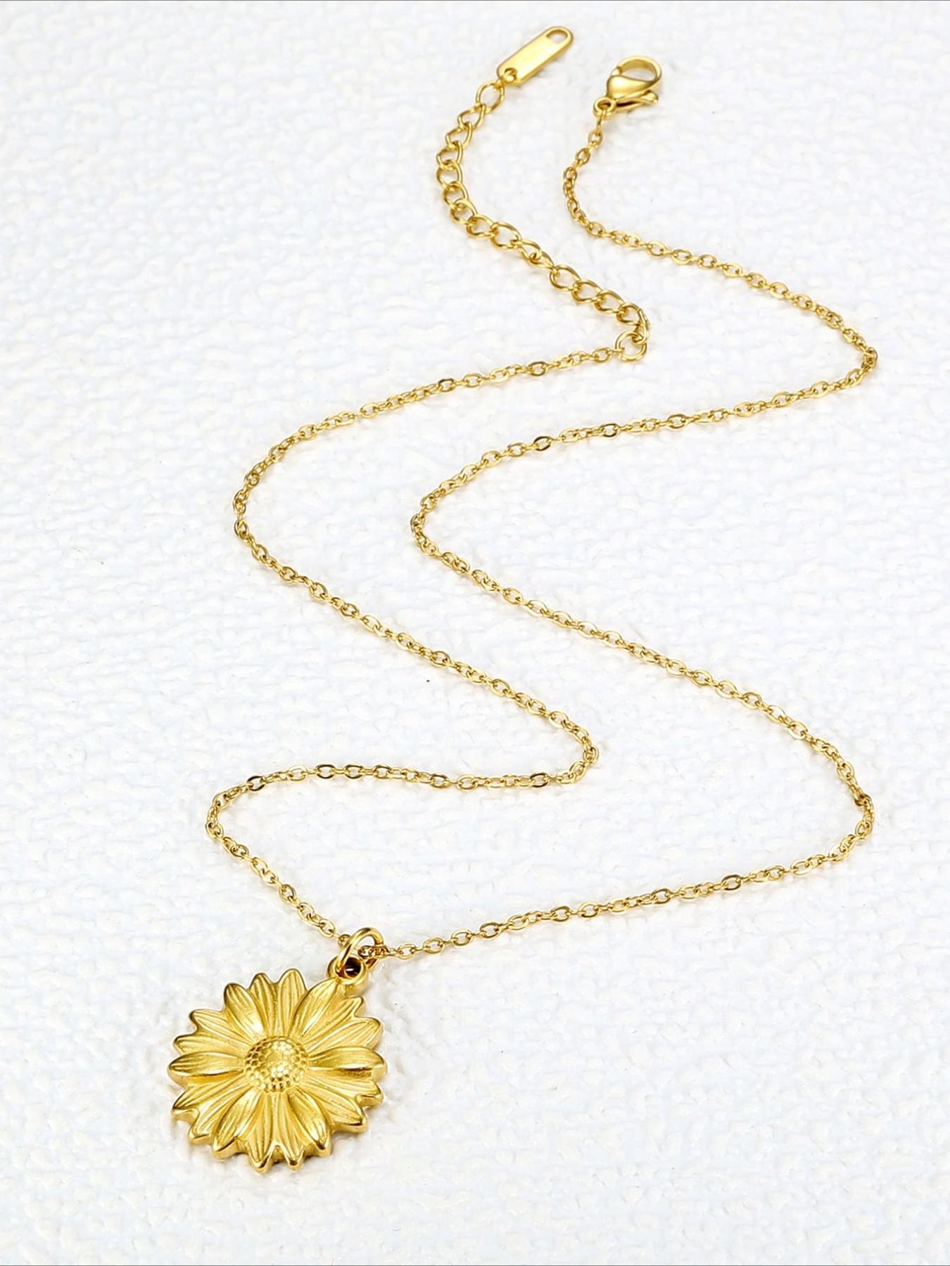 Exquisite Embossed Daisy Necklace Made of Stainless Steel with Anti Allergy and Elegant Temperament, Daily Accessories