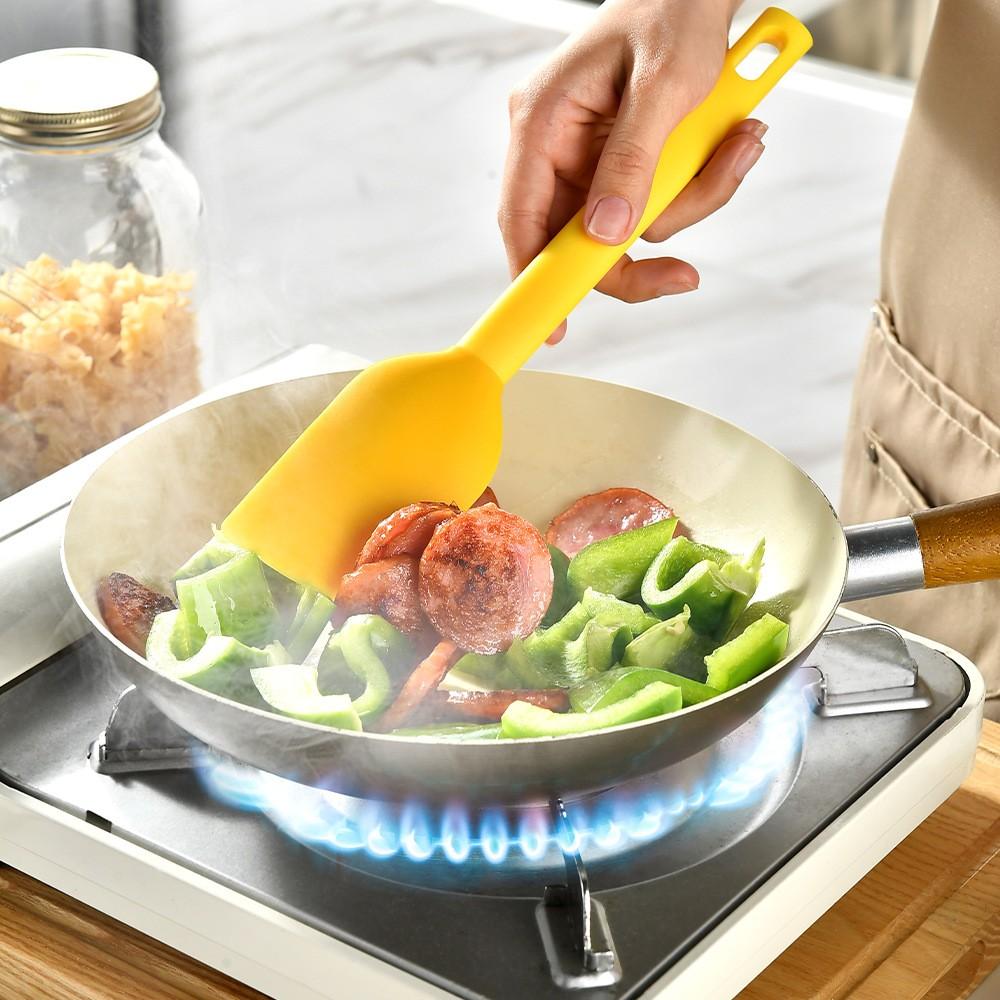 1 color-matching integrated silicone spatula, multi-color silicone spatula, durable kitchen tool, flexible kitchen spatula suitable for baking, cooking, sc bowls, decoration, heat resistance and easy cleaning, etc. Various colors optional