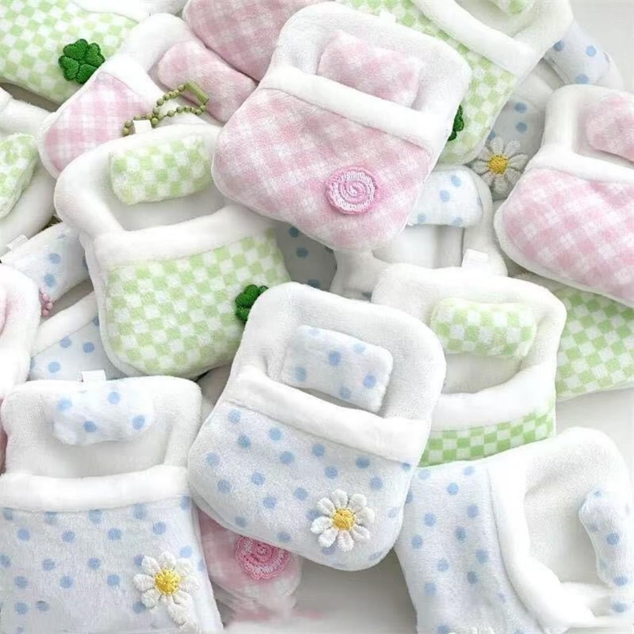 Cute Clover Plush Bed Nook, High Aesthetic Mini Doll Storage Nest, Fun Soft Toy Organizer, Ideal Choice for Collectors