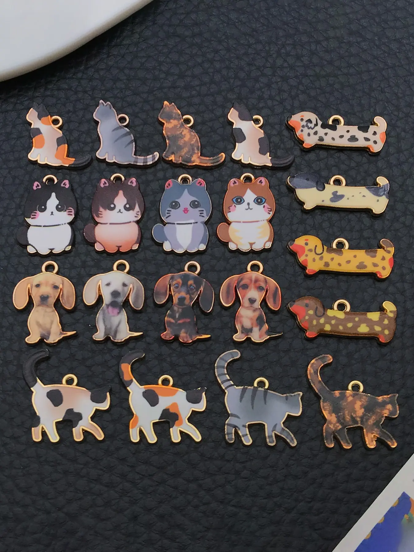 20pcs Assorted Enamel Cat & Dachshund Charms, Golden Plated Printed Kitten Sausage Dog Pendants DIY Jewelry Making Accessories for Earrings Necklace Bracelet Phone Bag Decoration