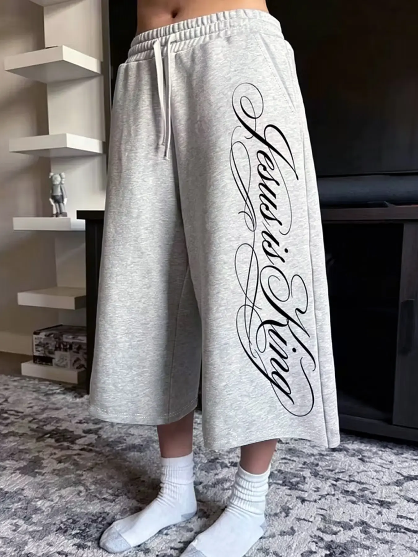Men's Side Script Letter Print Capri Sweatpants, Drawstring Elastic Waist Cropped Trousers, Casual Streetwear For Street Shooting, Fitness And Daily Outing Occasions