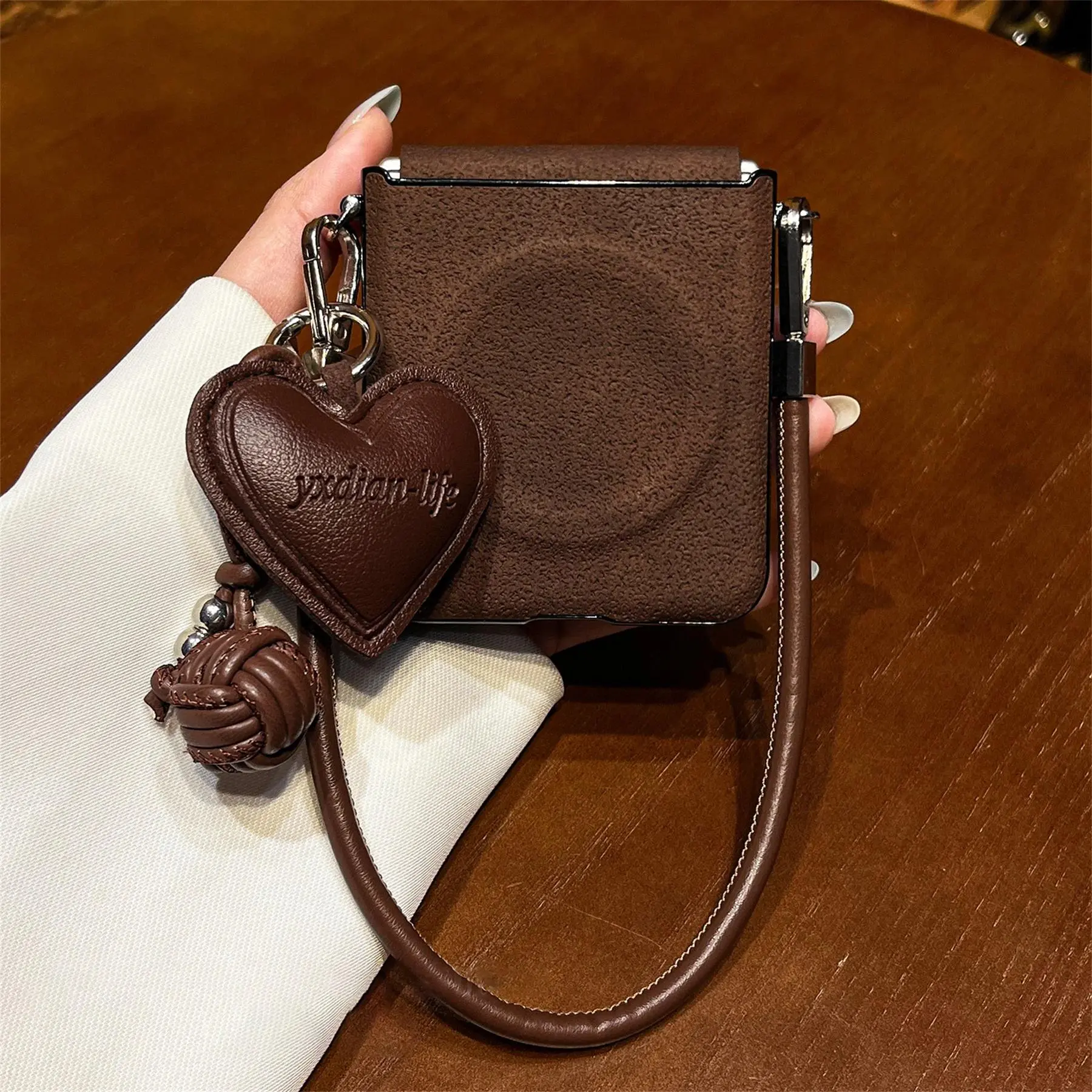 Korean Luxury Moon Pit Pattern Brown Magnetic Case With Leather Love Heart Pendent For Samsung Galaxy Flip8 Flip7 6 ZFlip5 Cover