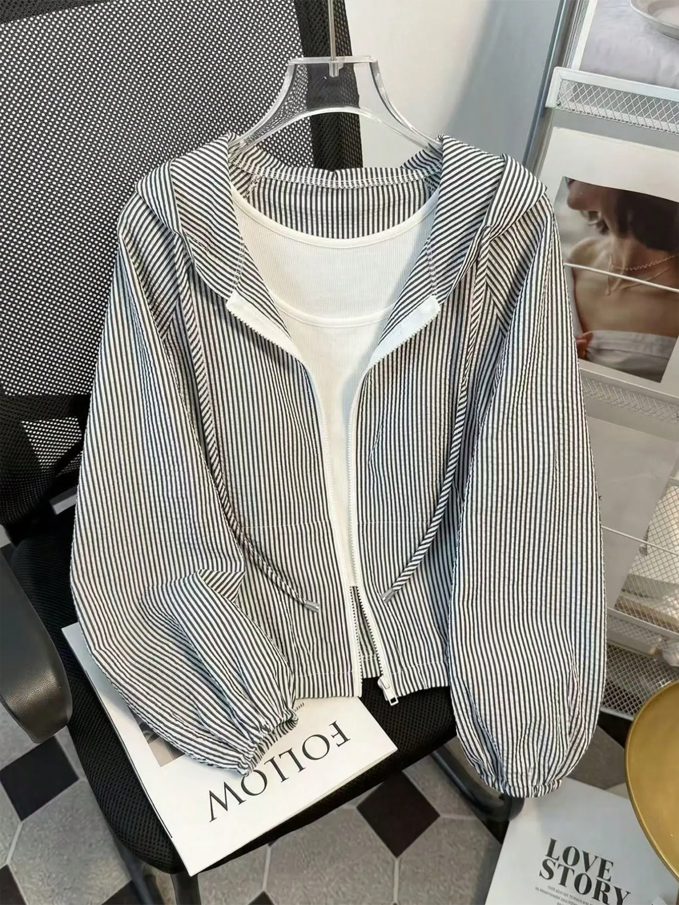 Women's Striped Short Hooded Jacket, Zipper Drawstring Bubble Sleeve Coat, Loose Casual Lightweight Layering Outerwear, Street Style, Casual Hoodie Jacket