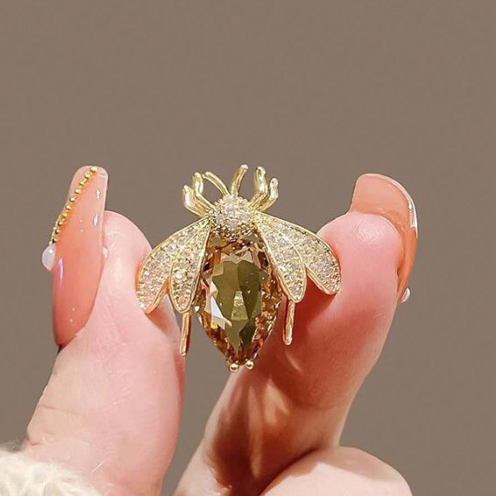 Women's Bee Brooch - Bee and Honeycomb Theme Lapel Pin, Light Luxury Style, Suitable for Suit and Dress Accessories, Jacket, Shirt, Bag Decoration, Gift for Teacher's Day, Christmas, Easter, and School and Office Clothing Accessories