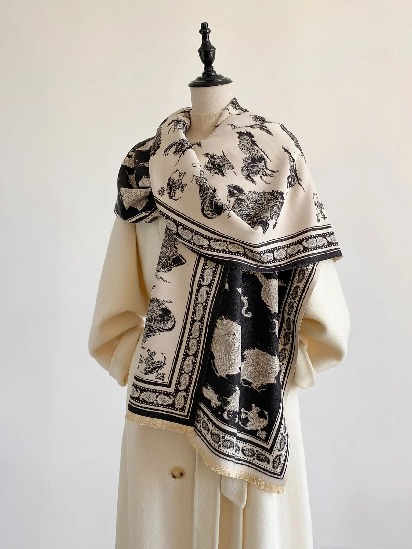 Elegant Fashion Shawl for Women, All over Print Neckscarf, Fall & Winter Warm Fitted Wrap, Soft and Comfortable Casual Accessory