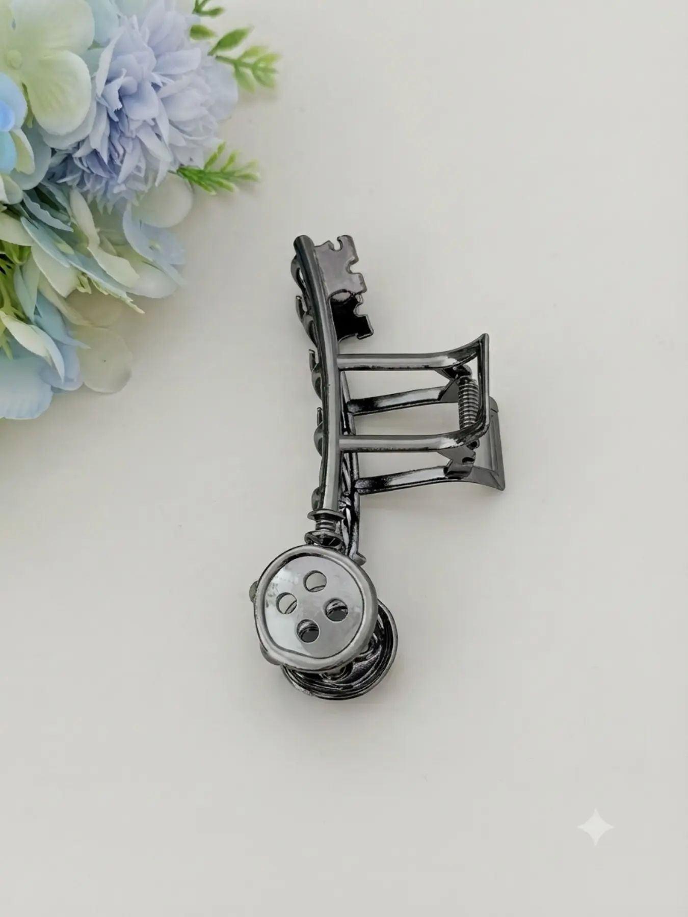 Button Key Hair Claw Clip, Halloween Alt Style Retro Metal Hair Accessory, Unique Design for Party & Daily Use, Durable & Stylish