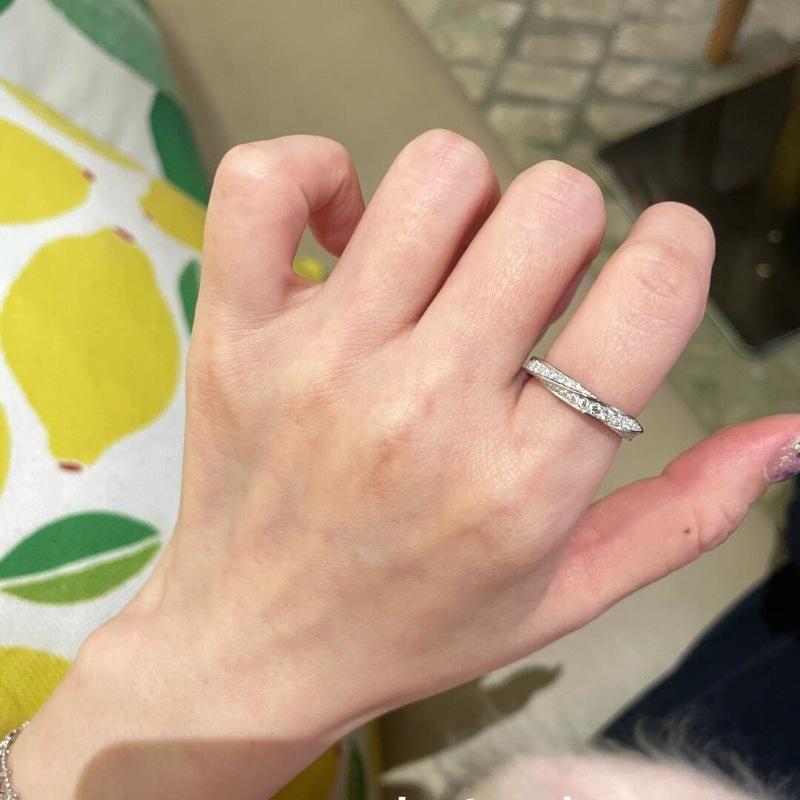 A light luxury, retro and high-end Mobius ring set with full diamonds, fashionable and versatile, elegant and exquisite, super dazzling index finger ring