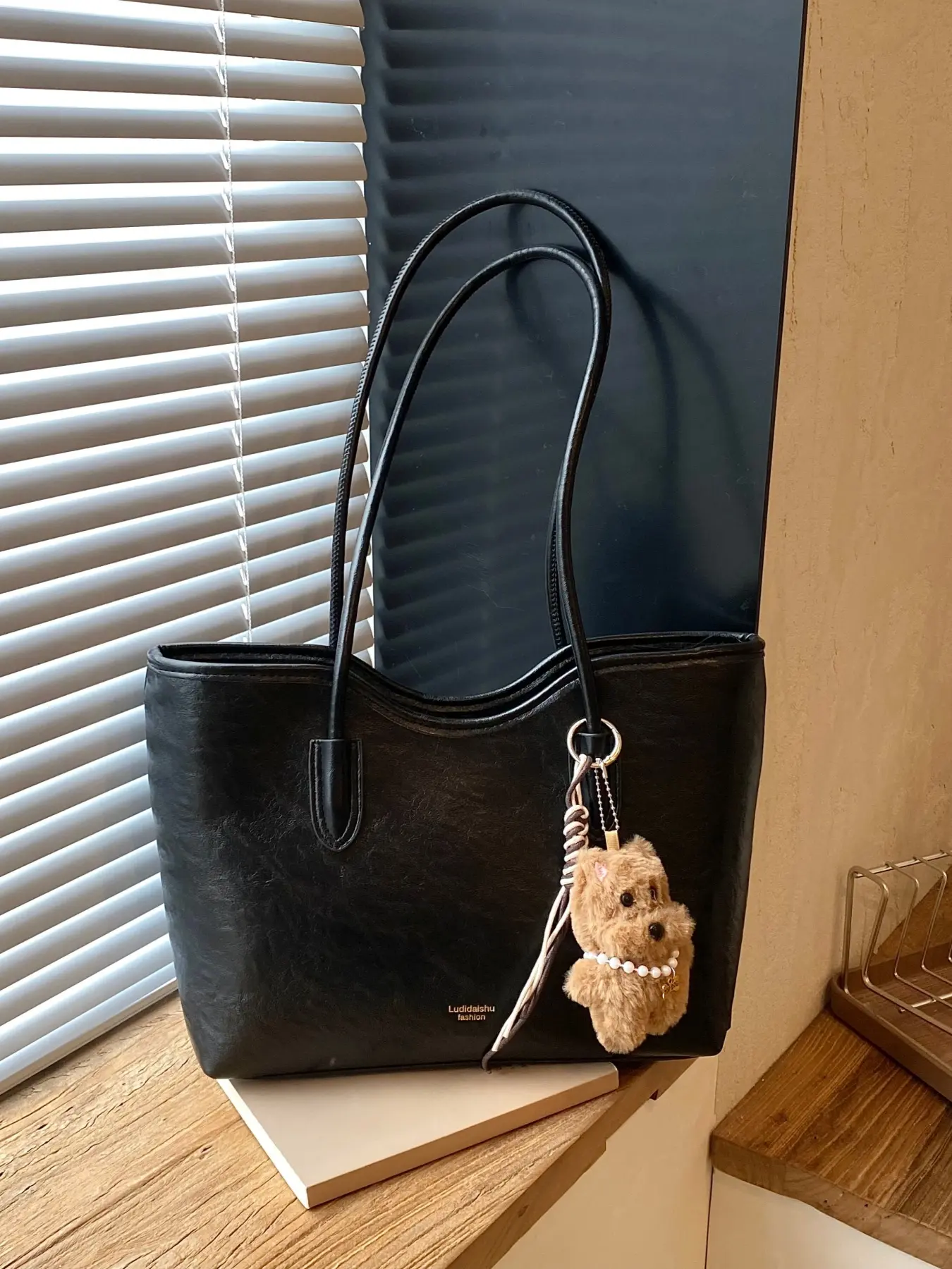 Retro luxury textured large-capacity tote bag, comfortable long shoulder strap minimalist elegant shoulder bag, paired with cute plush accessories, women's daily commute shopping travel handbag