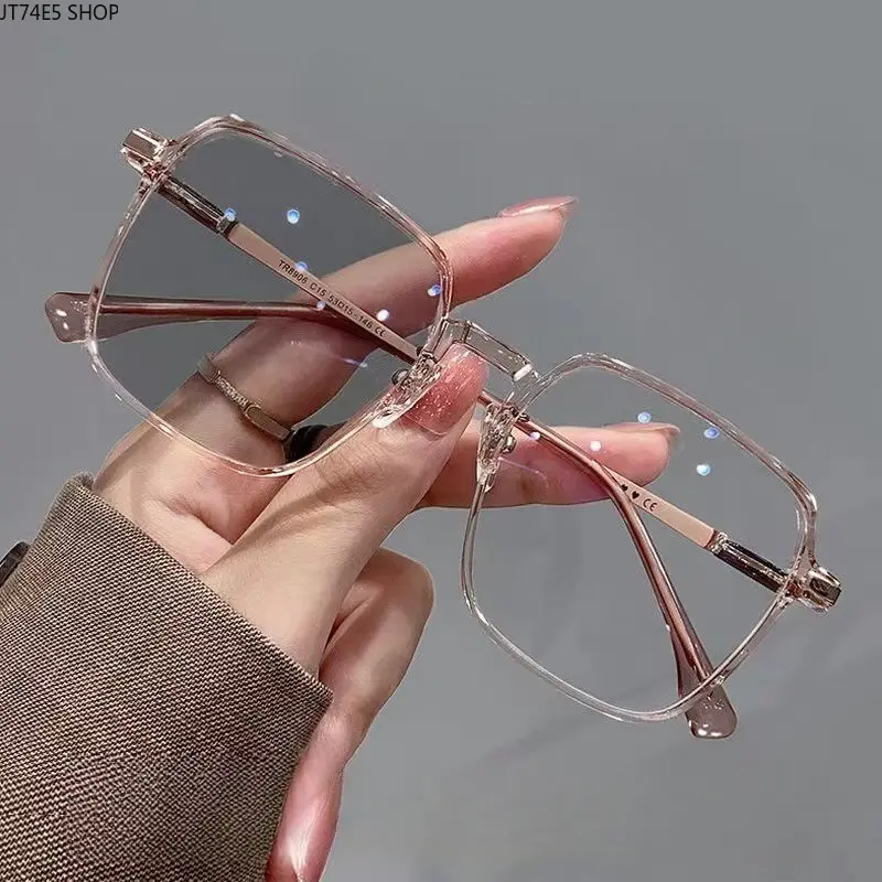 Lightweight Photochromic Square Reading Glasses, Portable Large Frame Eyeglasses for Young Middle-aged & Elderly Product Introduction