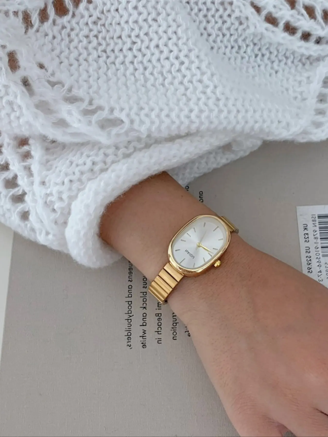 Elegant Small Round Vintage Luxury Women's Watch, Stylish Golden Band Quartz Analog Timepiece for All Seasons, Perfect Gift for Her
