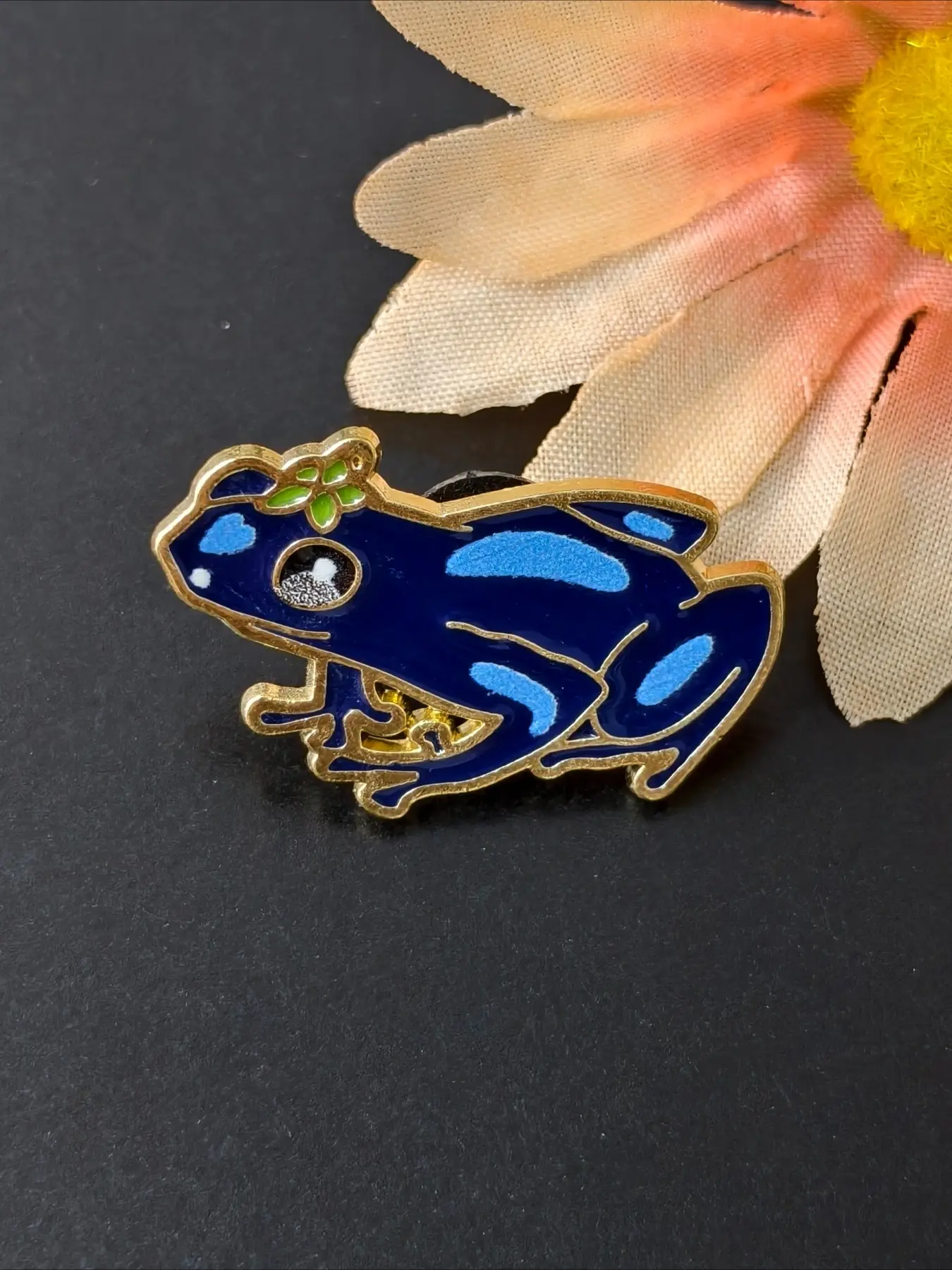 Cute Floral Blue Frog Enamel Pin Alloy Brooch Pin,Nature Wild Amphibian Brooch Lapel Badge for Clothes Bags, Gift For Frog Lovers Nature Wildlife Fans, Brooch Pin Clip