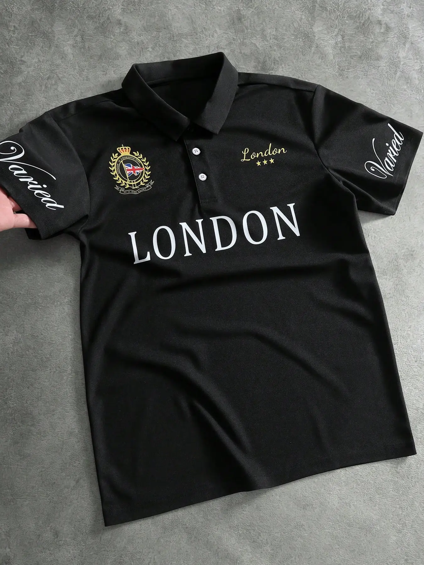 Men's Fashionable Short-Sleeved Polo Shirt, Featuring a London Letter Crown Badge Print, a British-Style Casual Top Suitable for Everyday Outings, Business Occasions, and Outdoor Street Wear.
