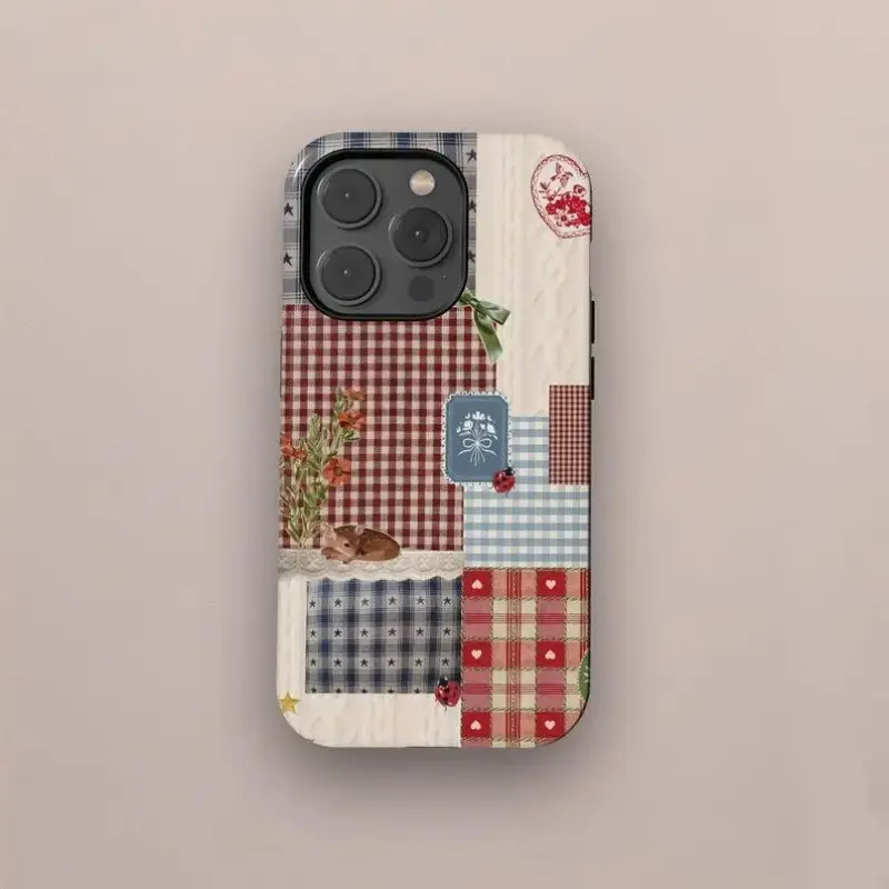 Patchwork Quilt Floral Tough Phone Case Retro Cottagecore Aesthetic Design Shockproof Protective Phone Cover Durable Shell Fall Fashion Accessory Compatible with iPhone 11 12 13 14 15 16 17 Pro Pro Max Plus Full Coverage Cell Phone Protective Case for Dai