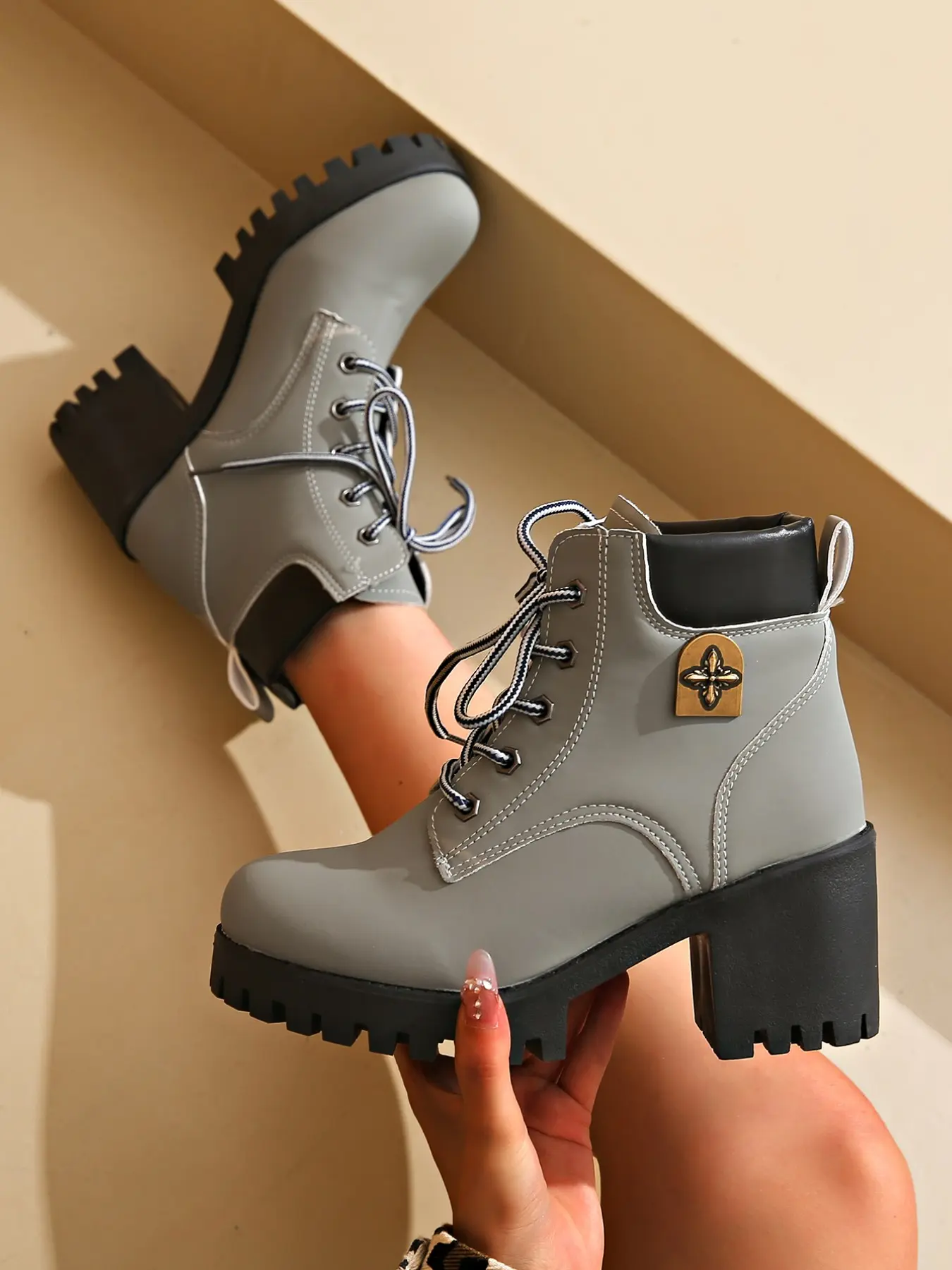New Arrival Thick Sole Chunky Heel Short Boots for Women, Retro Lace-Up Workwear Boots, Fashionable Fall & Winter Footwear
