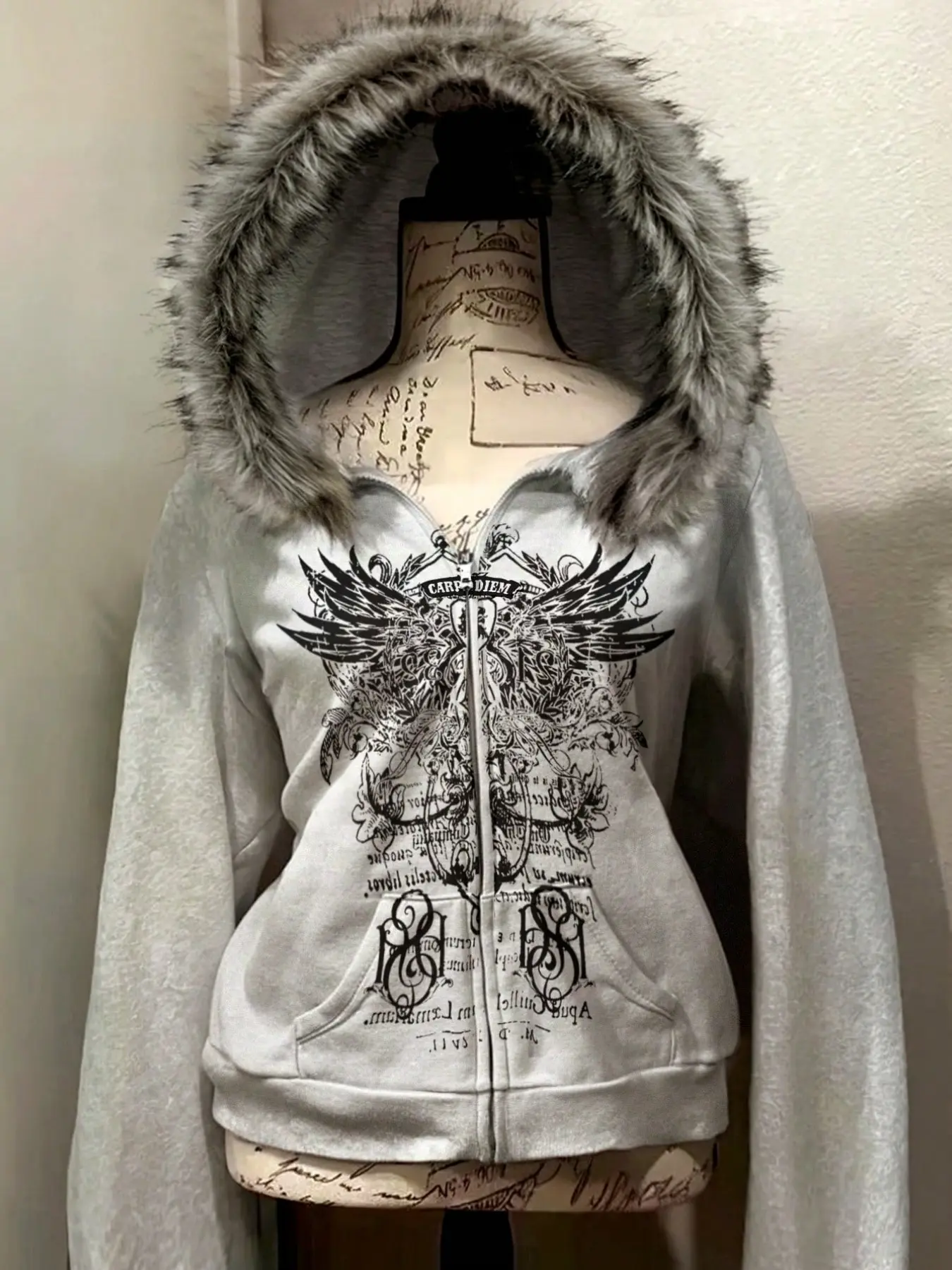 Faux Fur Trim Hood Cropped Zip Up Hoodie Wing Carpe Diem Script Graphic Print Sweatshirt Y2K Grunge Goth Emo Streetwear Autumn Winter Casual Outfit Teen Girls Hip Hop Alt Outerwear Jacket Kangaroo Pockets Trendy Edgy Retro Gothic Dark Casual Going Out Str