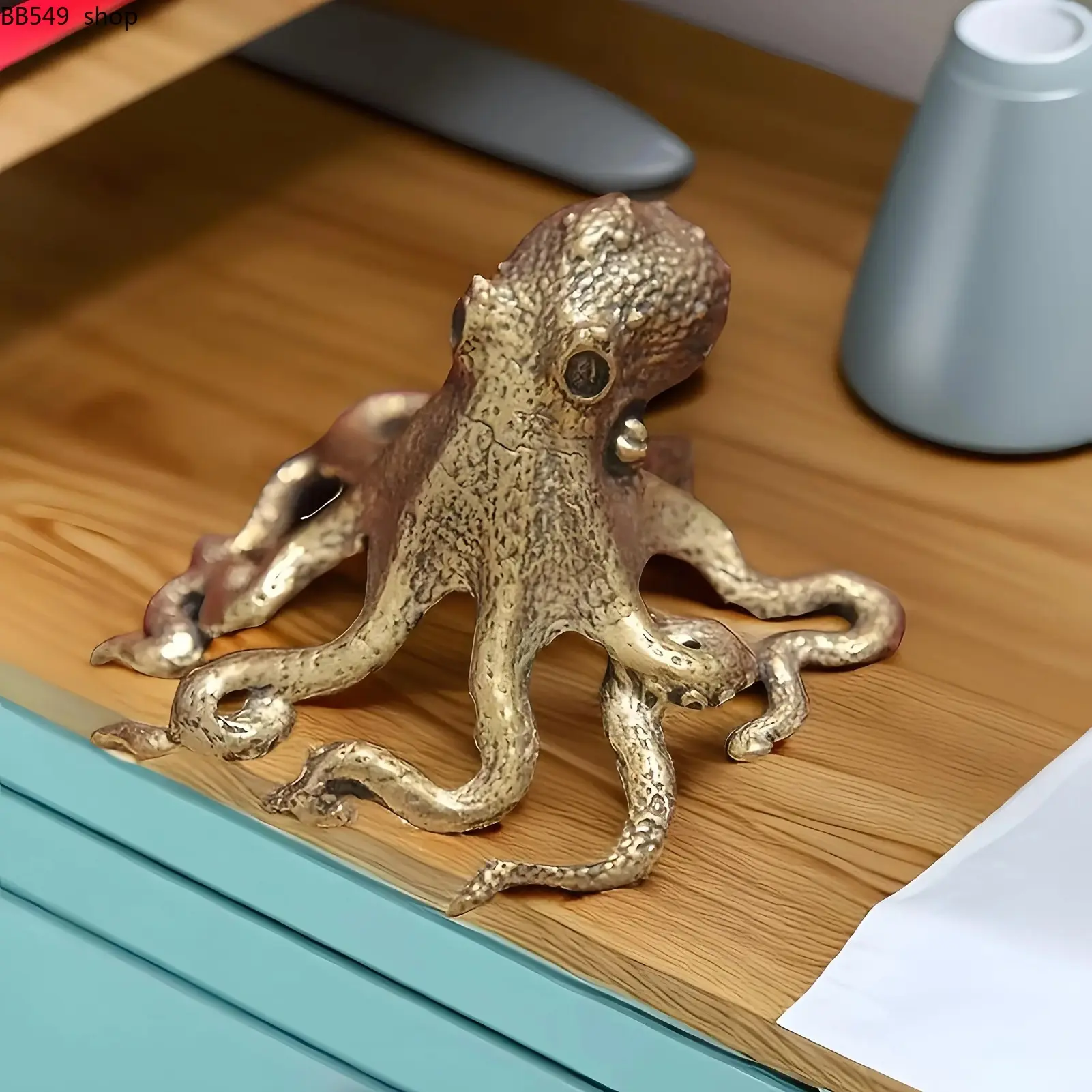 Octopus Shaped Brass Ornament – Solid Copper Animal Statue, Modern Desktop Decoration for Home & Office Desk, Vintage Decorative Figurine & Home Decor Sculpture