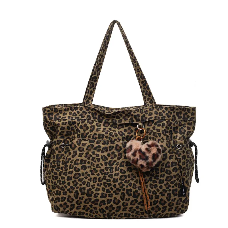 Stylish, high-quality, large-capacity leopard-print tote bag with a charm—versatile design suitable for commuting and daily use; can be worn over the shoulder. A vintage-style leopard-print canvas bag