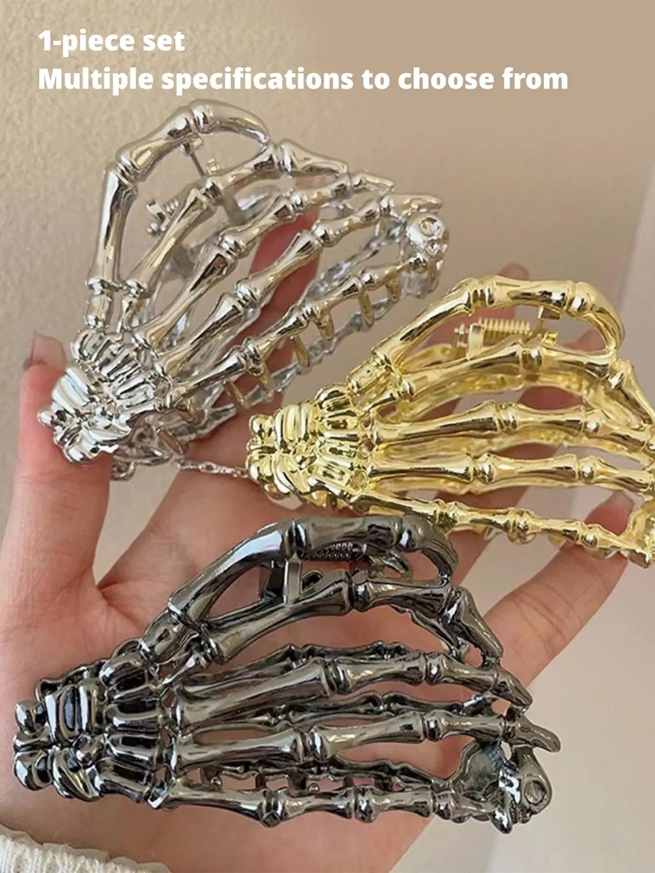 A skull hair clip in the shape of a skull hand. A sturdy metal structure that tightly grips the hair. Avant garde Gothic style, suitable for festivals, daily dressing up, and Halloween. A cool gift for alternative fashion enthusiasts!
