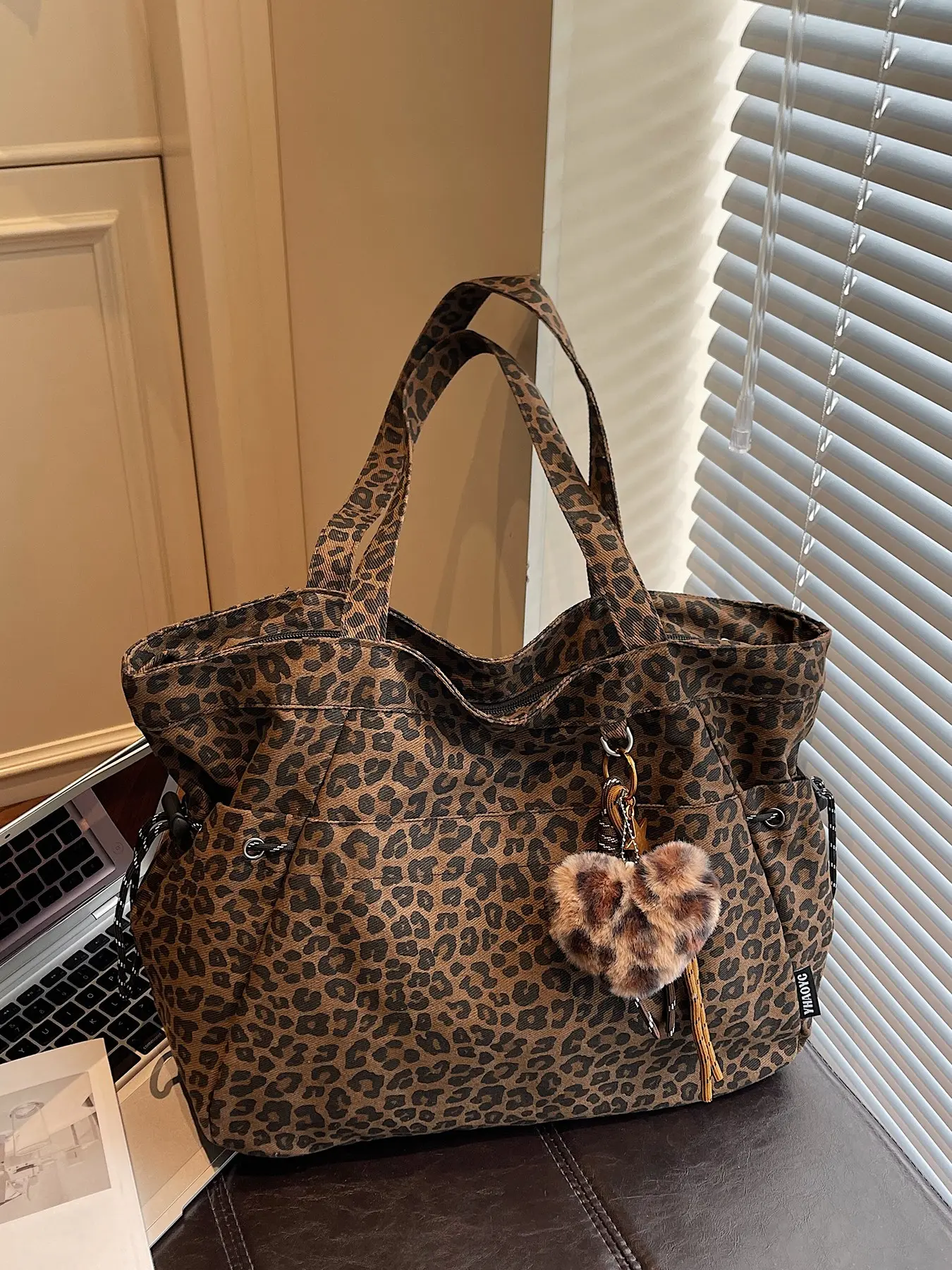 Lazy retro style elegant and practical texture leopard hobo tote print bag, with cute plush pendant design, large capacity casual simple and versatile shoulder bag, suitable for daily commuting, friend gatherings, shopping Shoulder Totes