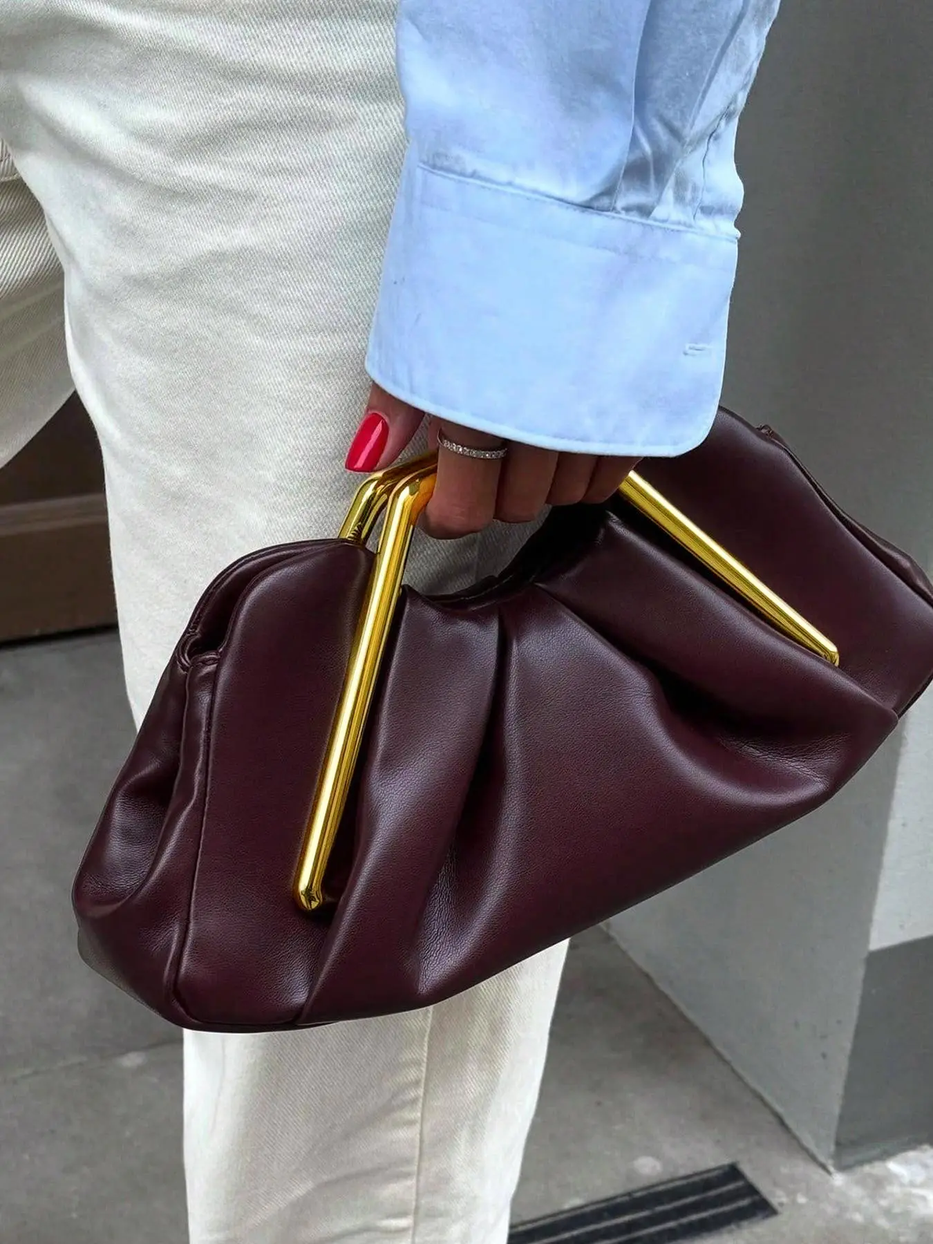 A niche design lightweight luxury high-end handbag, exquisite and soft pleated design cloud bag, small and easy to carry, Daily Use Handbag, accommodating personal items, suitable for daily commuting, dinners, parties, and gatherings, Daily Commuter Bag