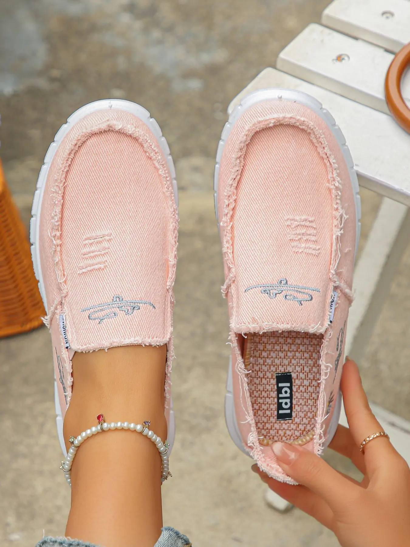 Women's new European and American popular fur tassel women's lazy canvas shoes ultra-light breathable one-pedal no shoelace canvas loafers Breathable Slip On